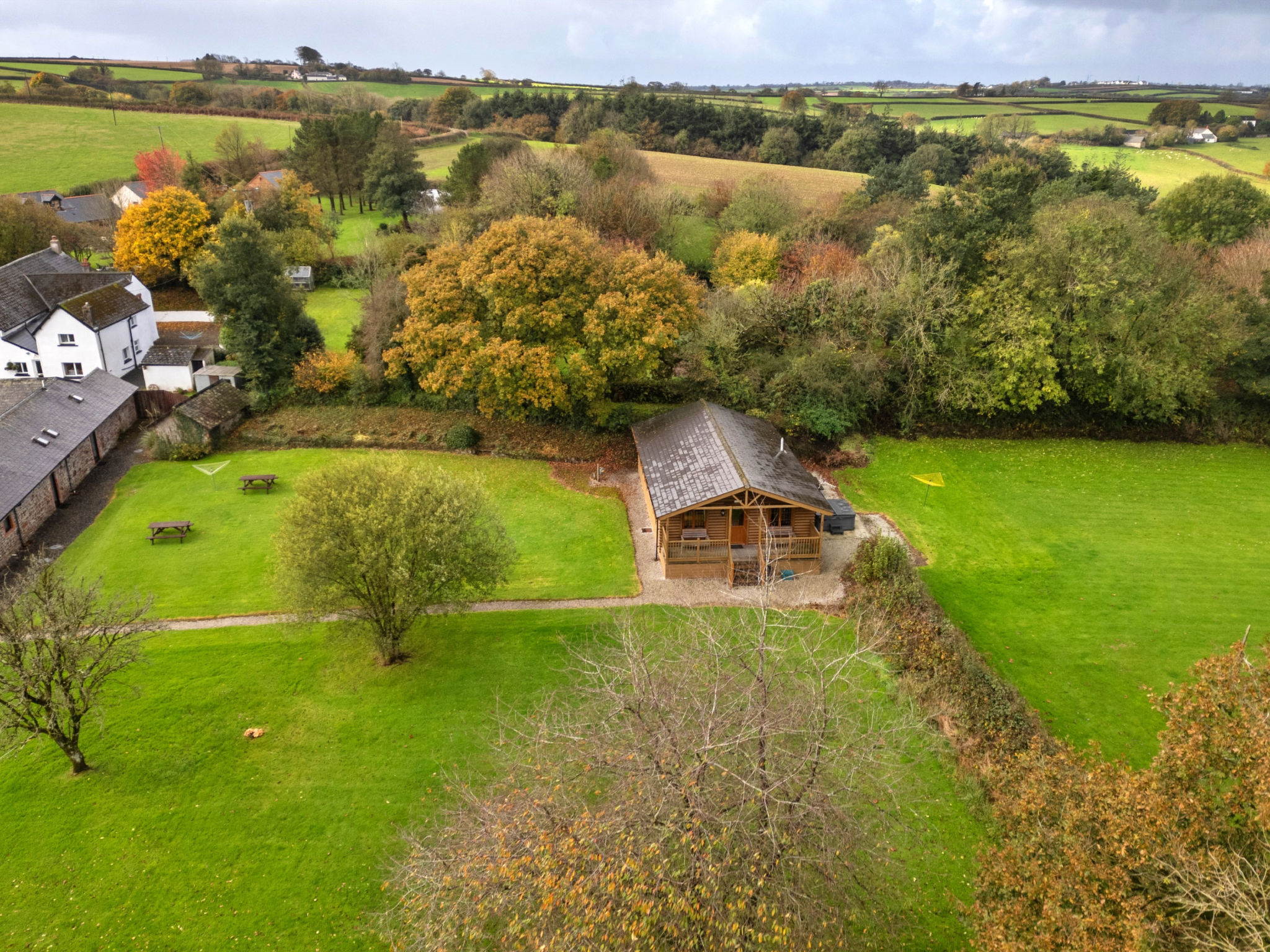 Tarka's Holt Log Cabin, Stowford - Buiten