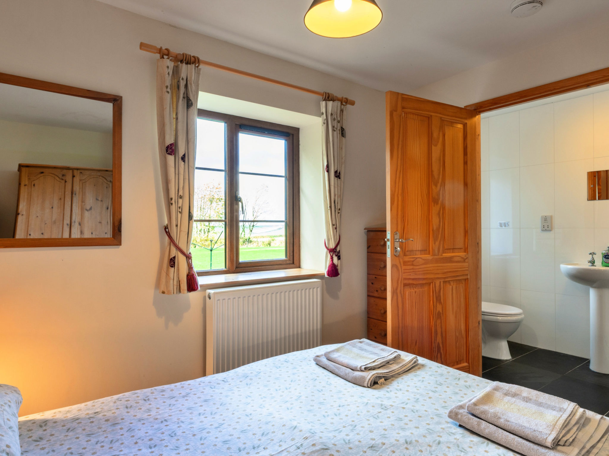 Tarka's Holt Log Cabin, Stowford - Binnen