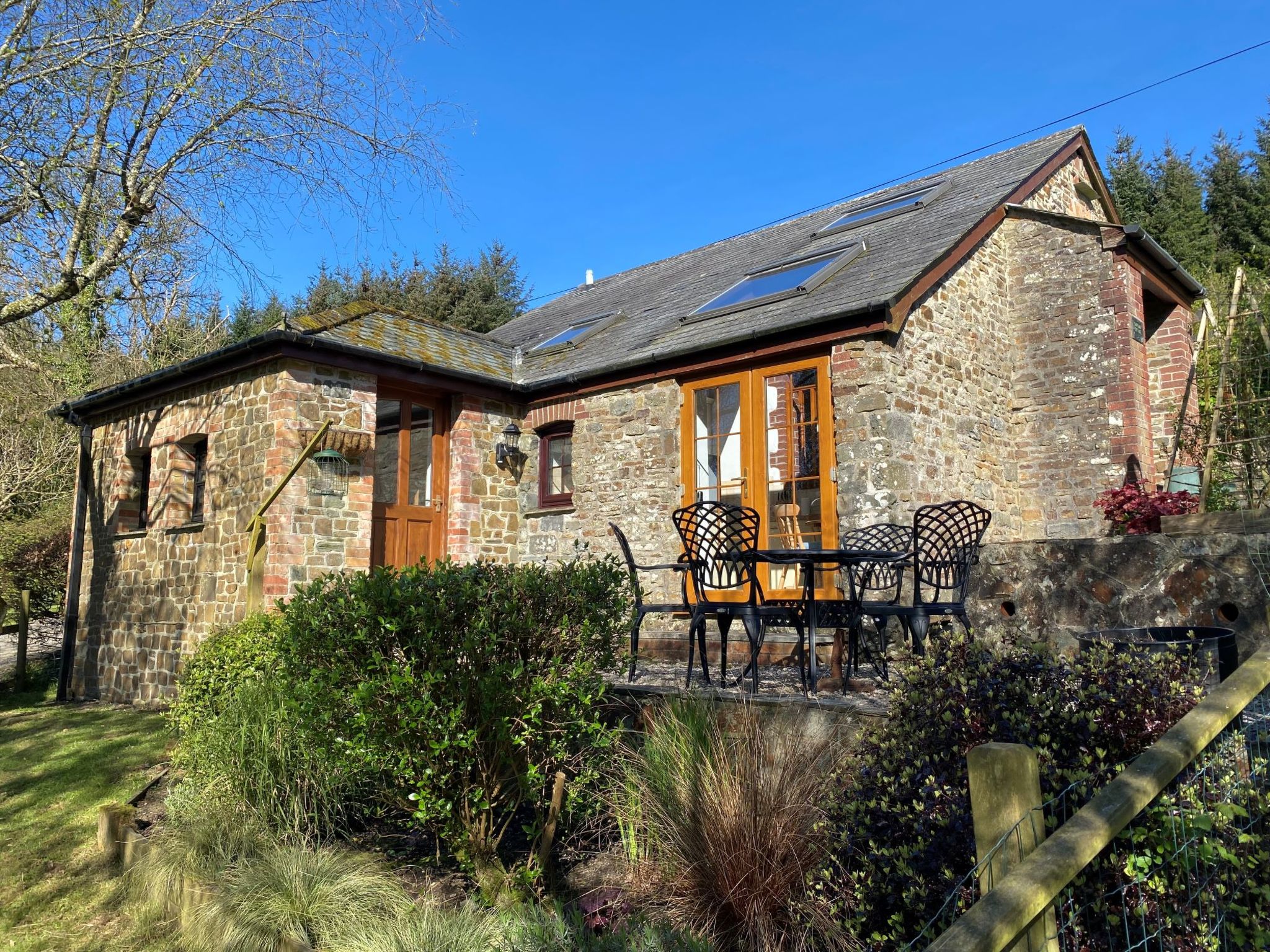 "Shipload Cottage", huis 3-kamers. Zeer doelmatig en comfortabel ingericht: 1 2-pers. kamer met 1 2-pers bed. Keuken (oven, 4 keramische glas kookplaten, broodrooster, waterkoker, magnetron, diepvriez..