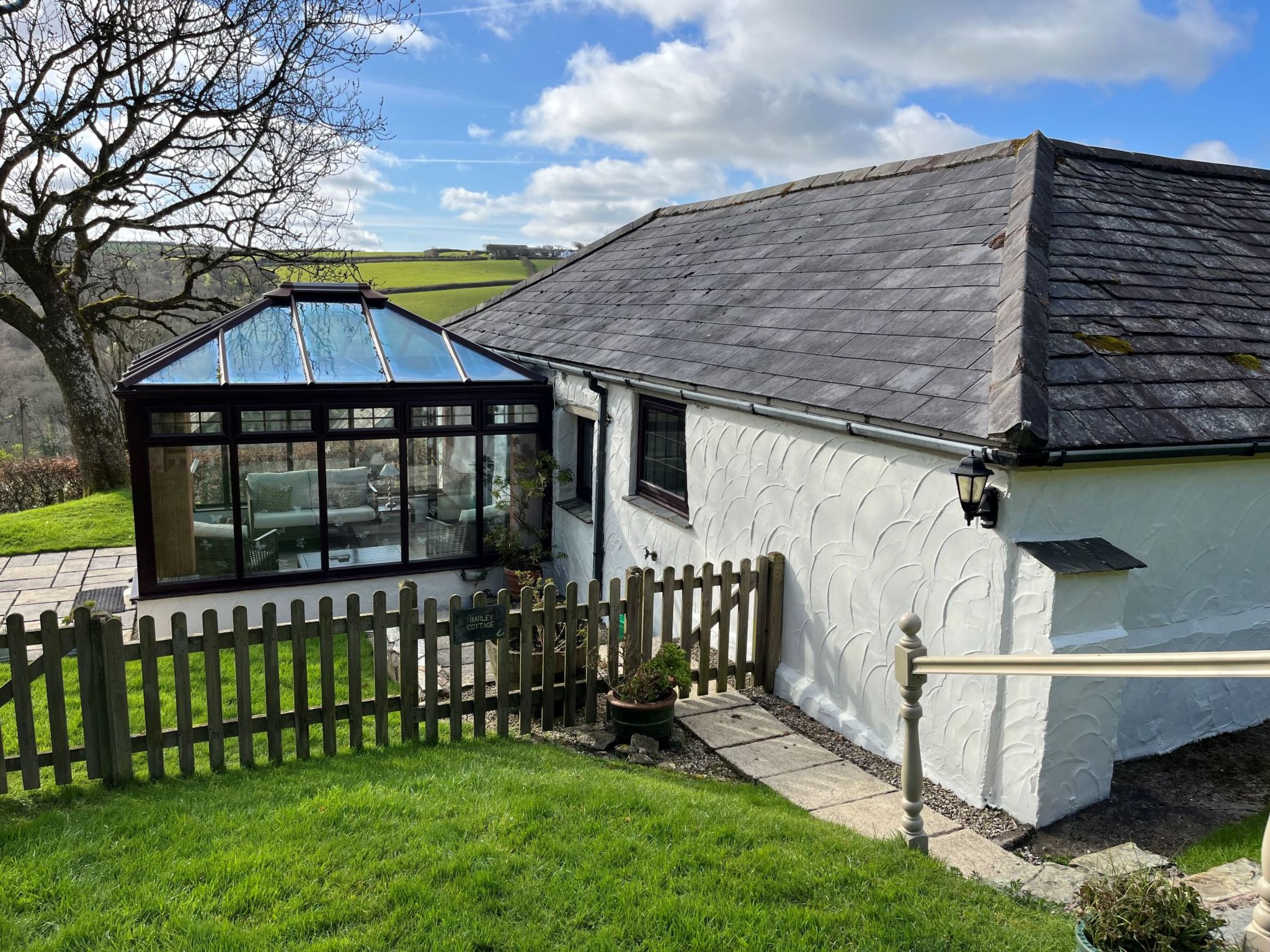 "Barley Cottage", 3-kamers cottage. Doelmatig en gezellig ingericht: kleine woon-/eetkamer met Digitale TV, radio, CD-speler en DVD. 1 2-pers. kamer met 1 2-pers bed en douche/WC. Keuken (oven, 4 kera..