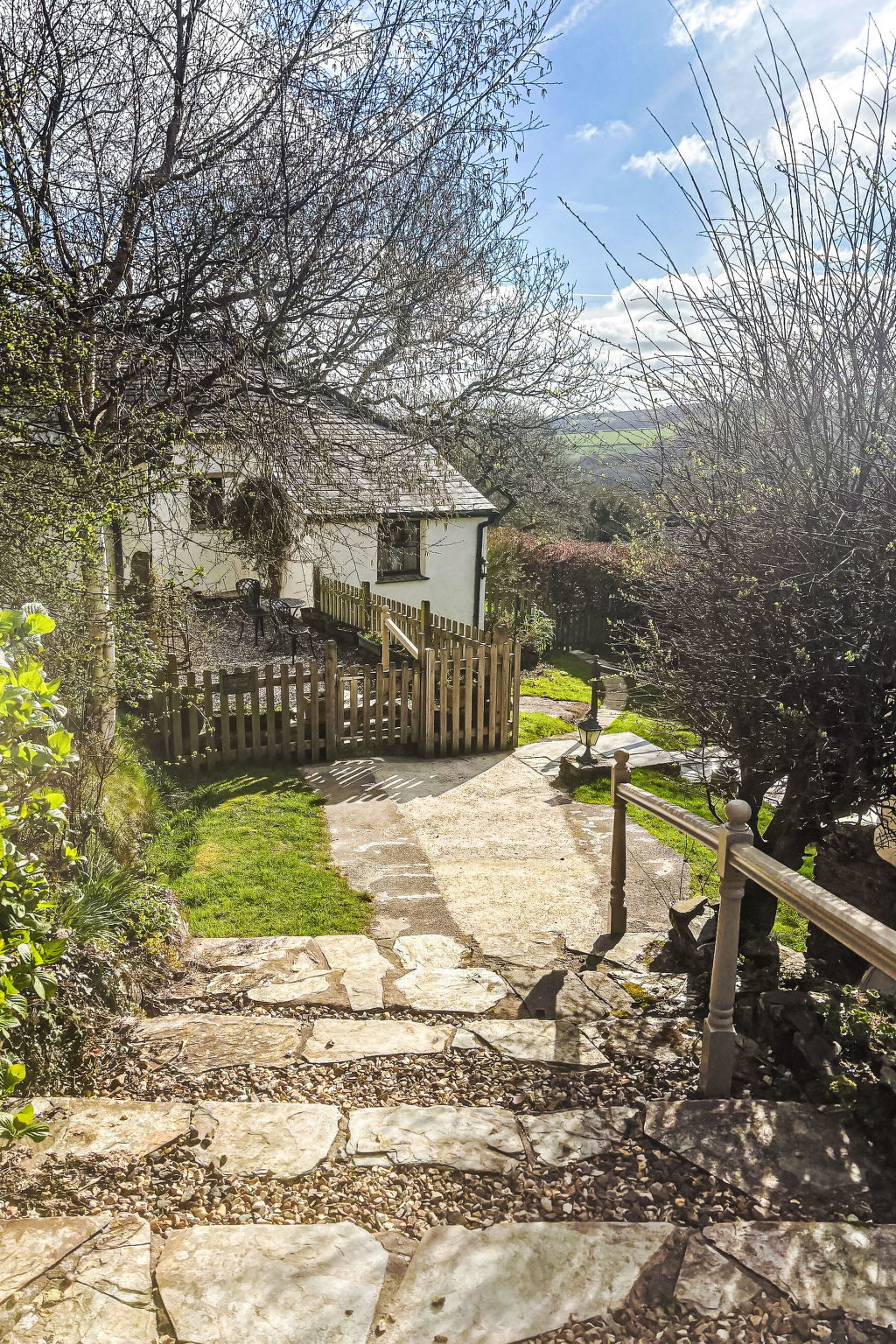 "Windbury Cottage", 2-kamers cottage. Het objekt is geschikt voor 2 volwassenen. Eenvoudig en comfortabel ingericht: woon-/eetkamer met Digitale TV, radio, CD-speler en DVD. 1 2-pers. kamer met 1 2-pe..