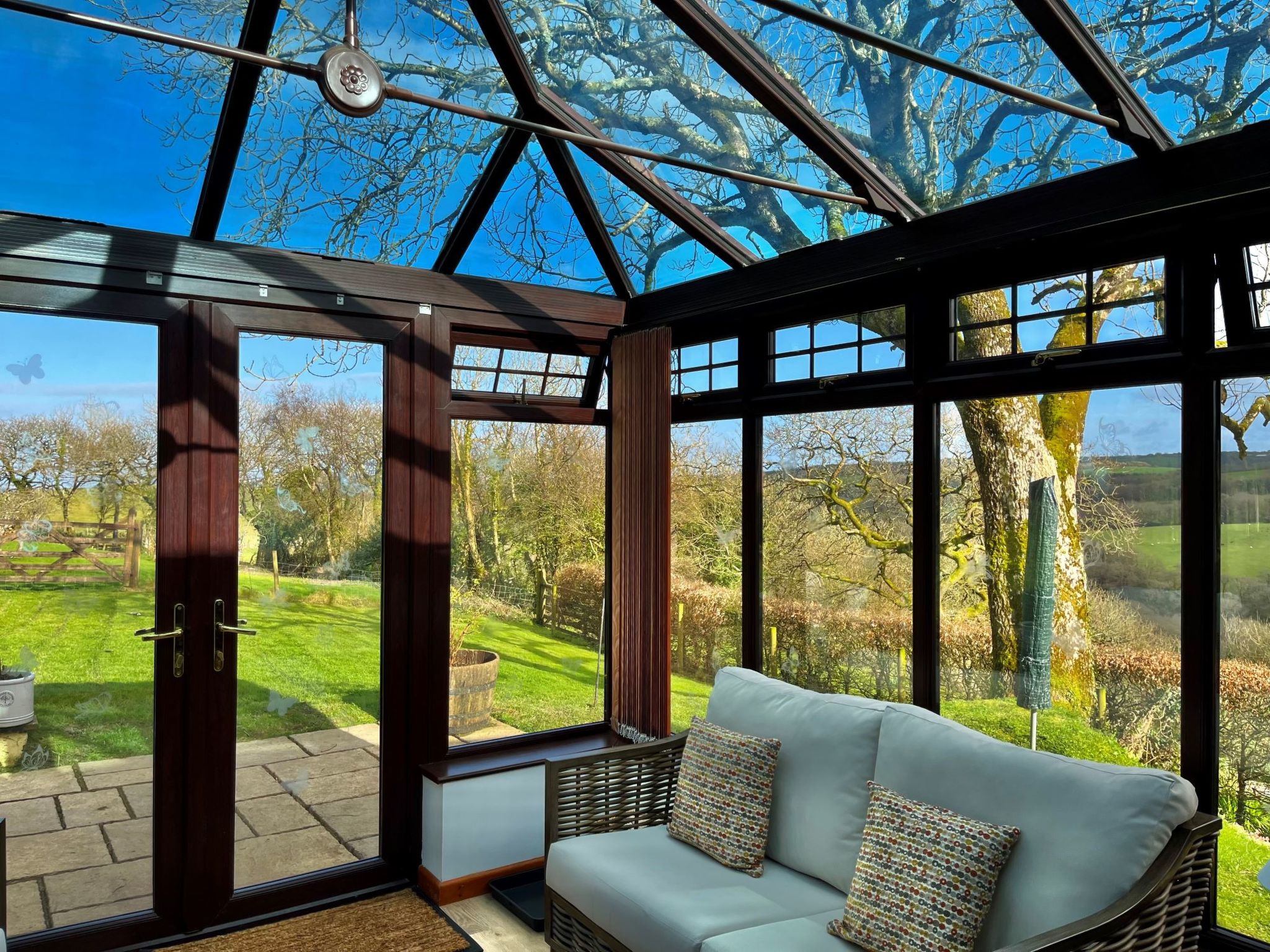 "Hartland Hideaways", 8-kamers cottage. Eenvoudig en comfortabel ingericht: 1 2-pers. kamer met 1 2-pers bed. Kleine woon-/eetkamer. 1 2-pers. kamer met 1 2-pers bed en douche/WC. 1 2-pers. kamer met ..