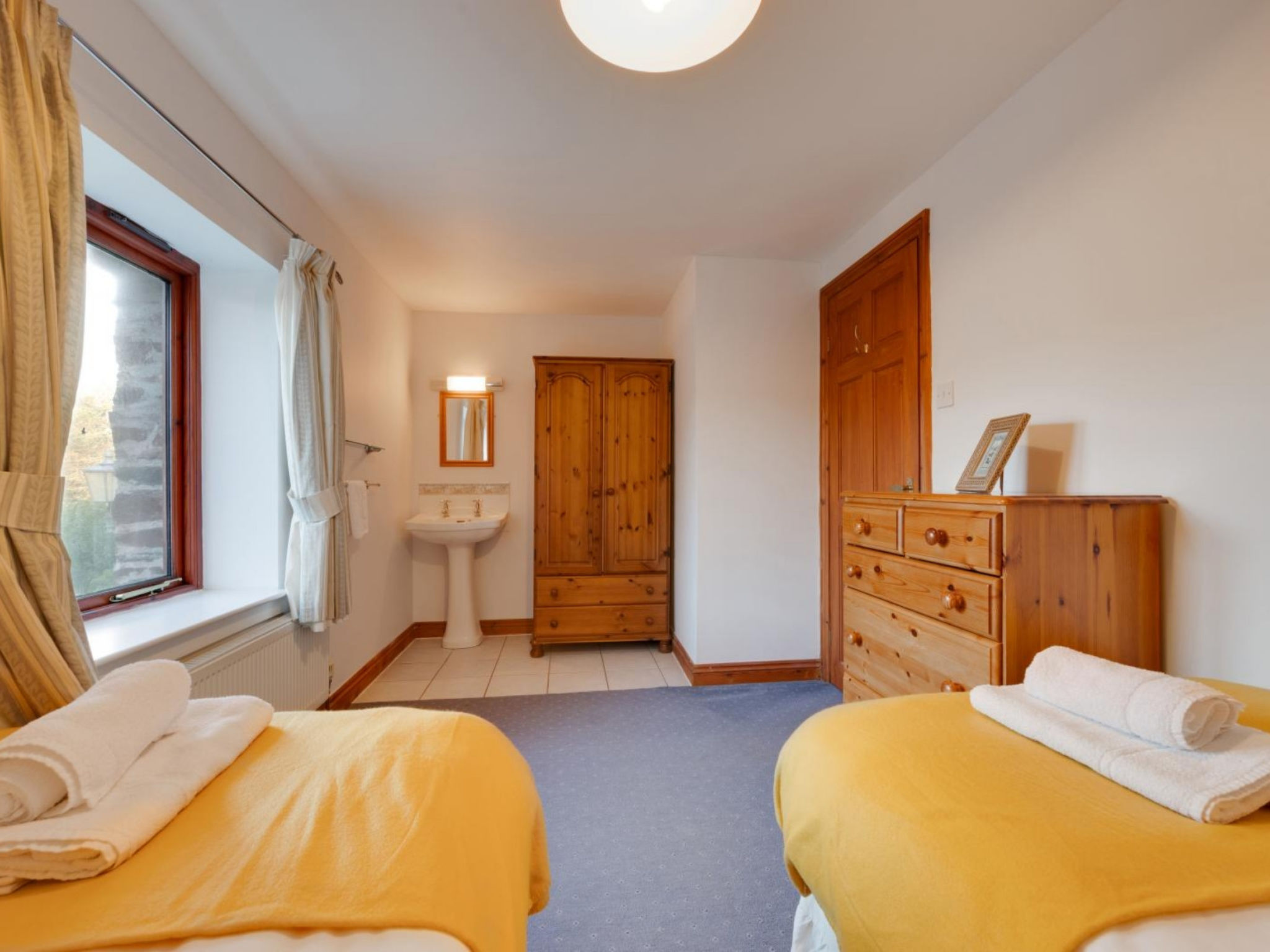 Cherry at Buckland Court-Binnen