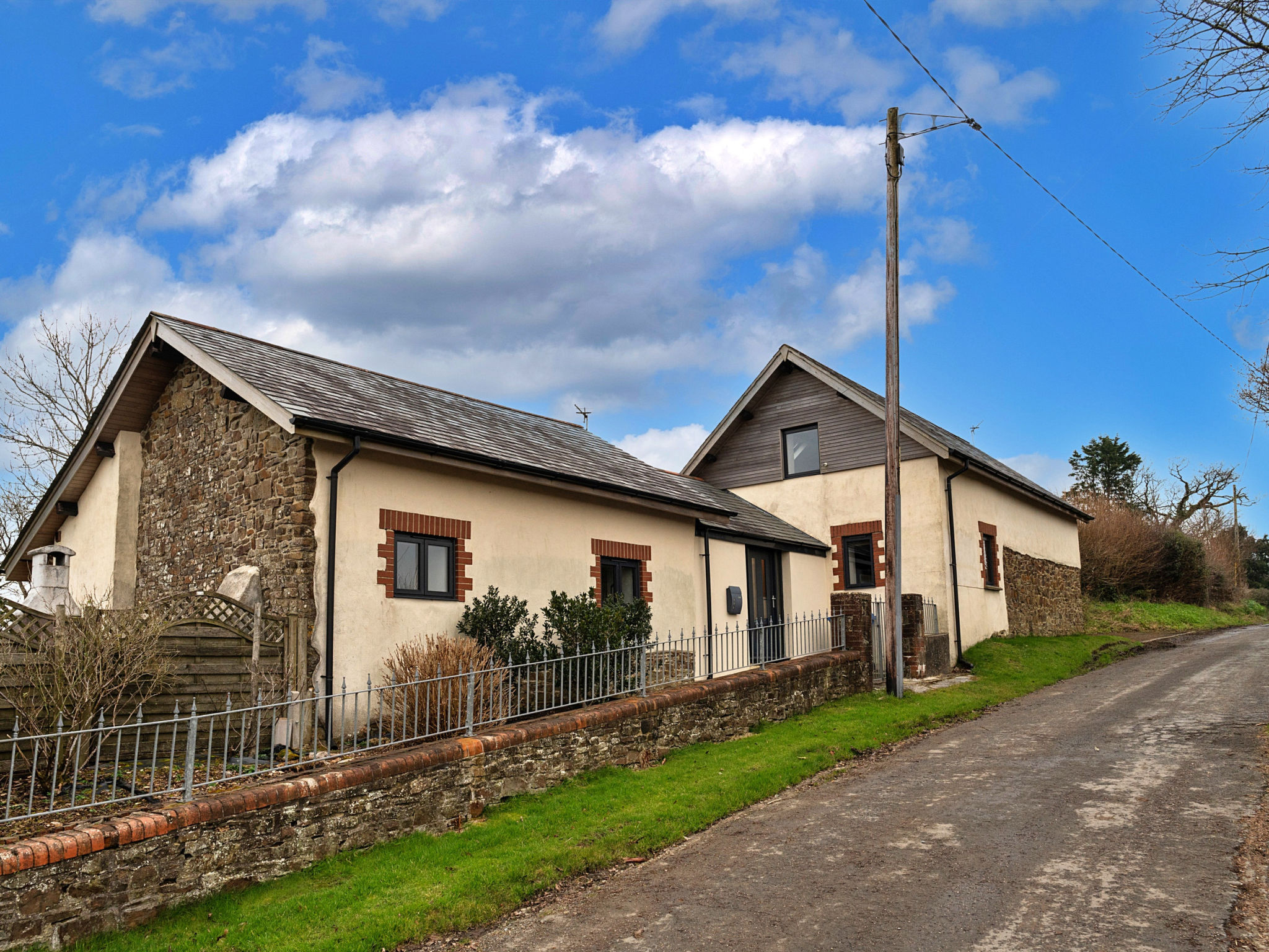 Chasty House Barn-Outside