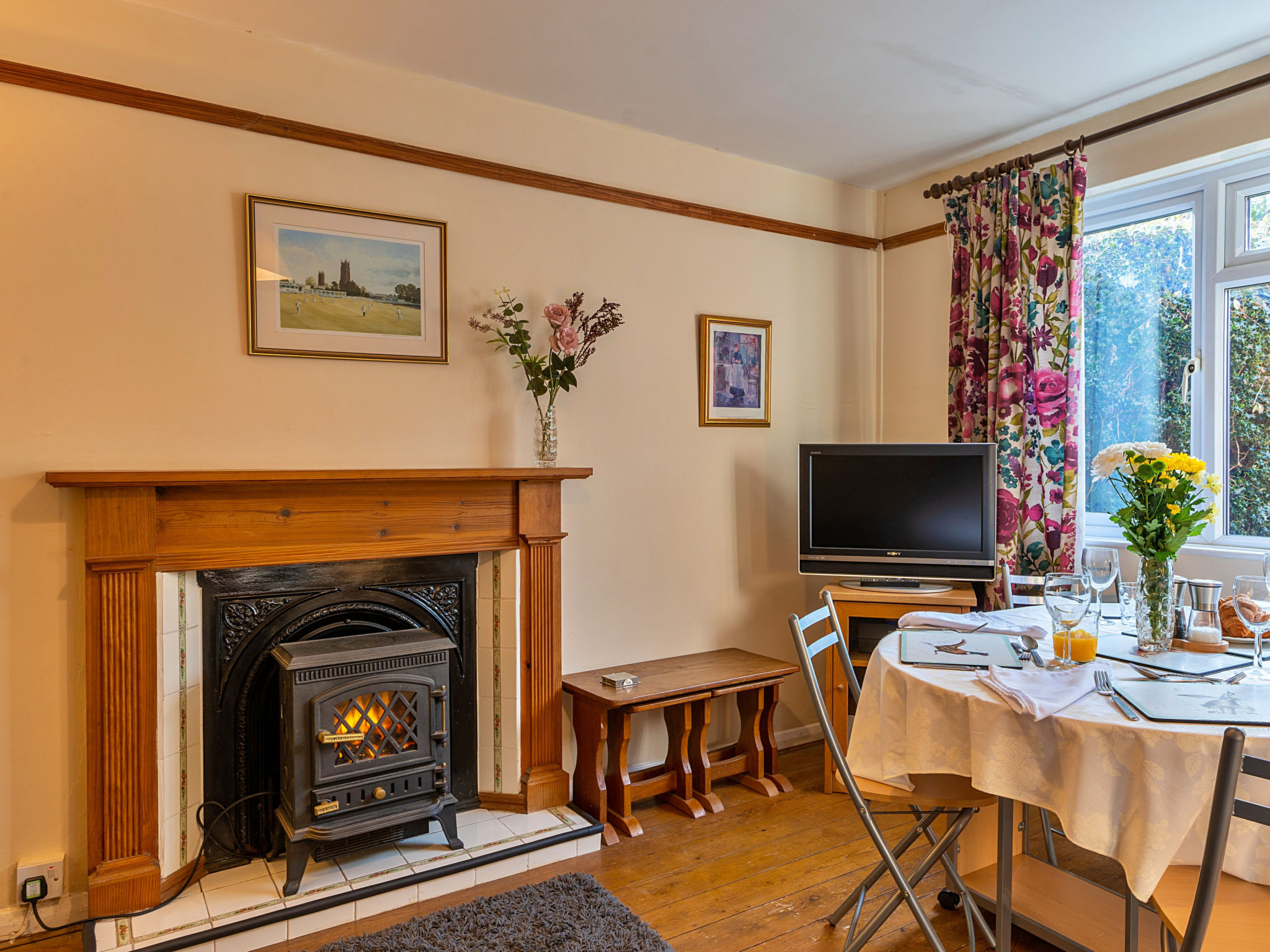 Glebe Cottage-Binnen