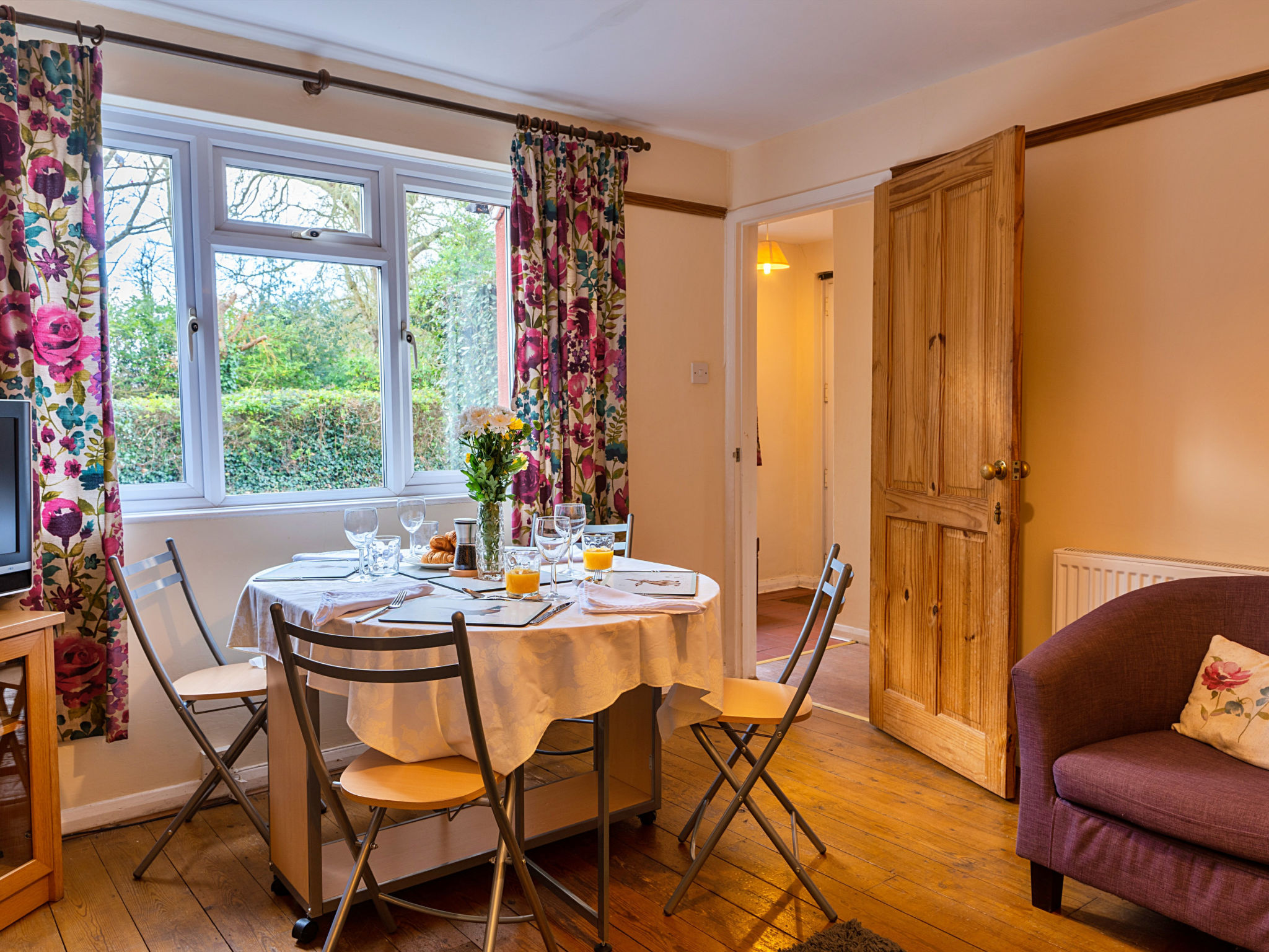 Glebe Cottage-Binnen