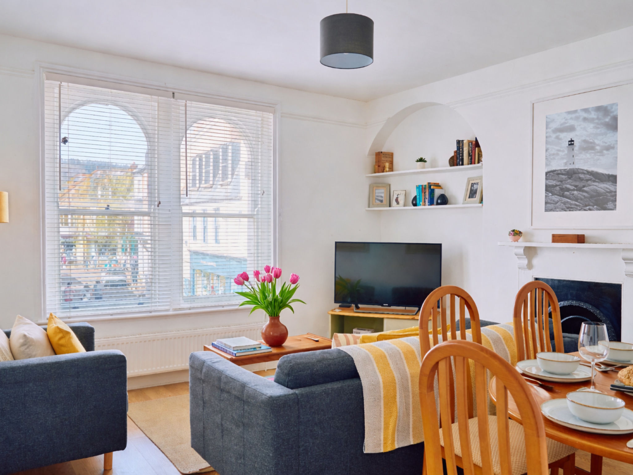 "Centre View", appartement 3-kamers 95 m2. Het objekt is geschikt voor 4 volwassenen. Woonkamer met TV. 1 kamer met 1 2-pers bed en TV. 1 kamer met 2 bedden en TV. Keuken (oven, afwasmachine, broodroo..