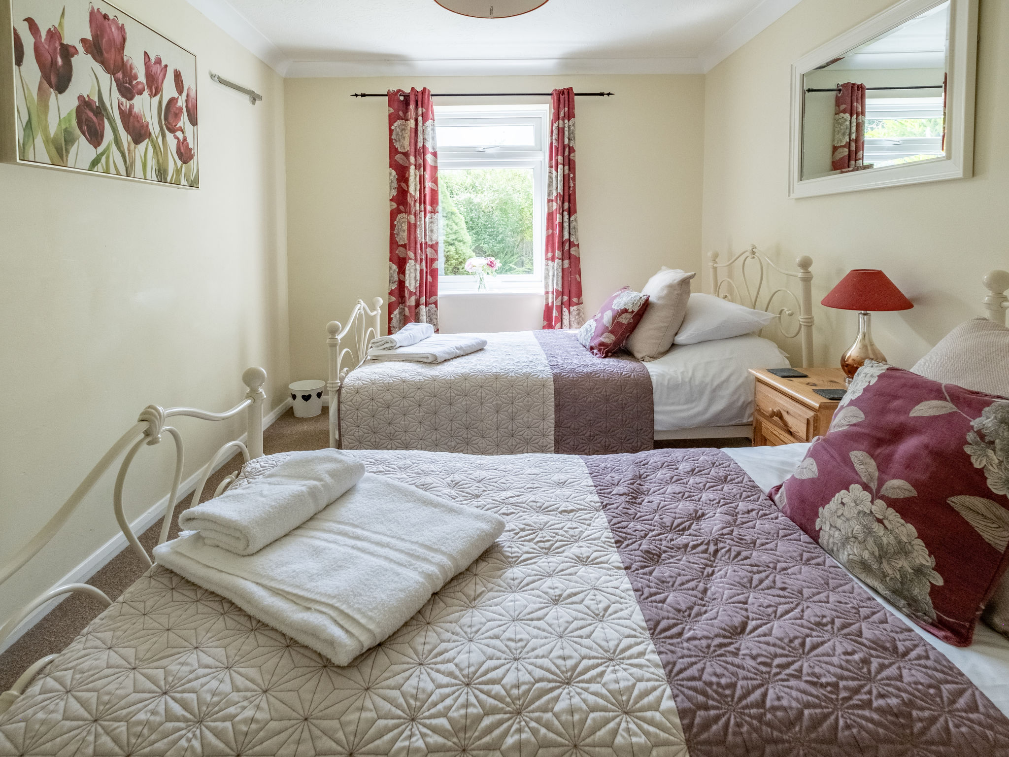 "Ash Cottage", 4-Zimmer-Bungalow 54 m2. Komfortabel und gemütlich eingerichtet: Wohn-/Esszimmer mit Esstisch und TV (Flachbildschirm), DVD. Ausgang zum Garten. 2 Zimmer, jedes Zimmer mit 2 Betten. 1 ..