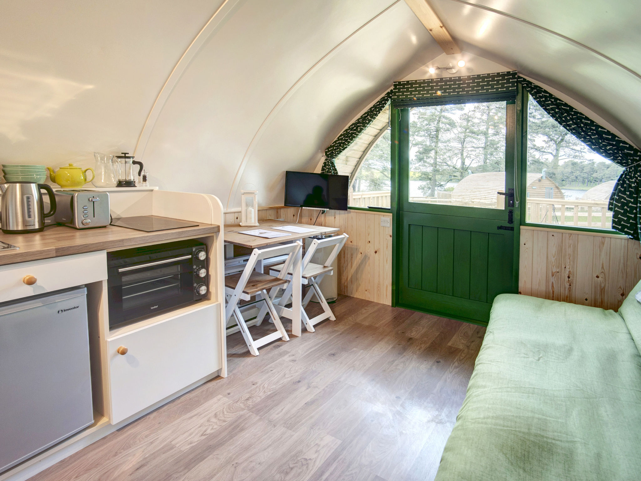 Barebones Glamping-Drinnen