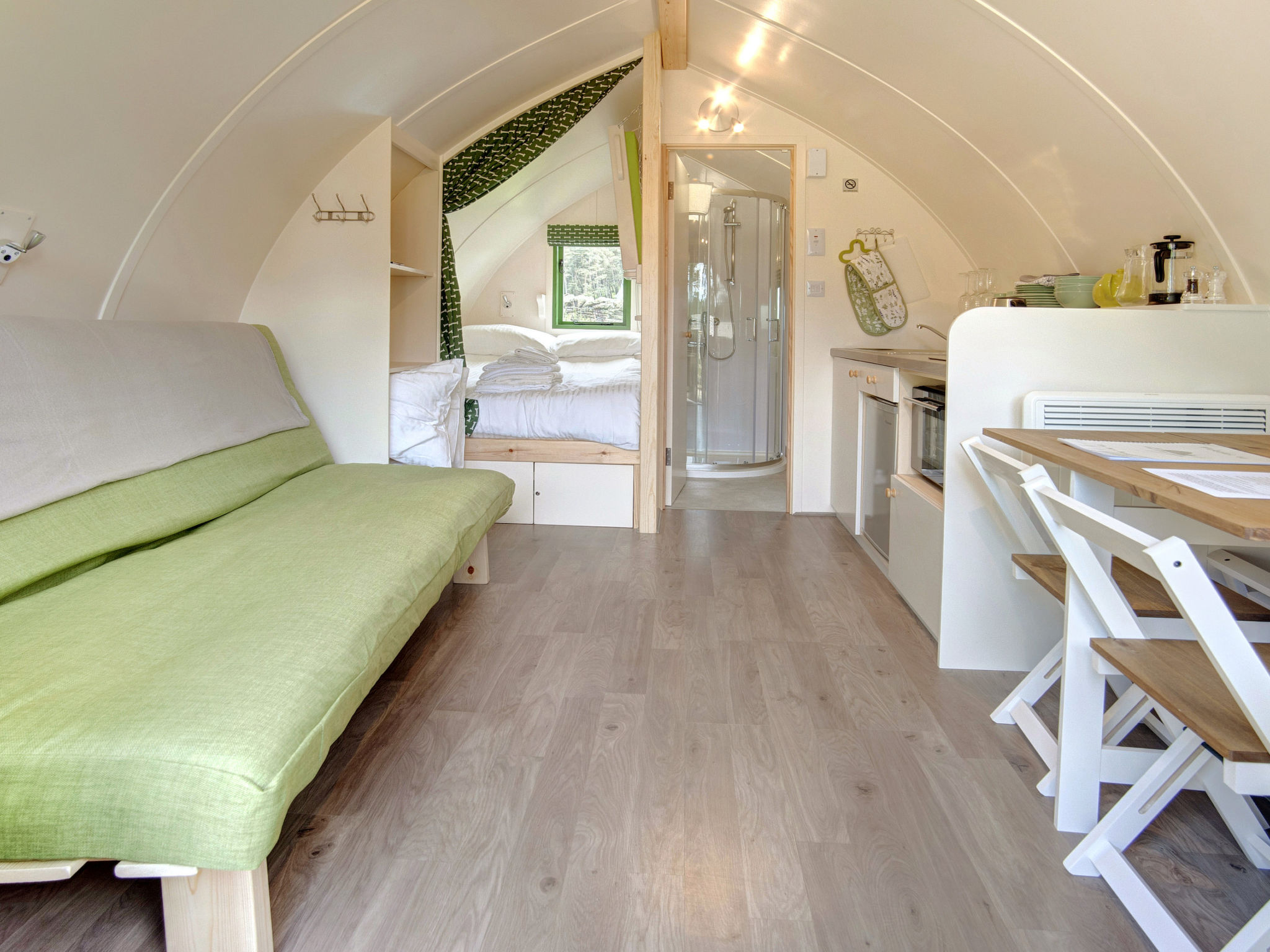 Barebones Glamping-Drinnen