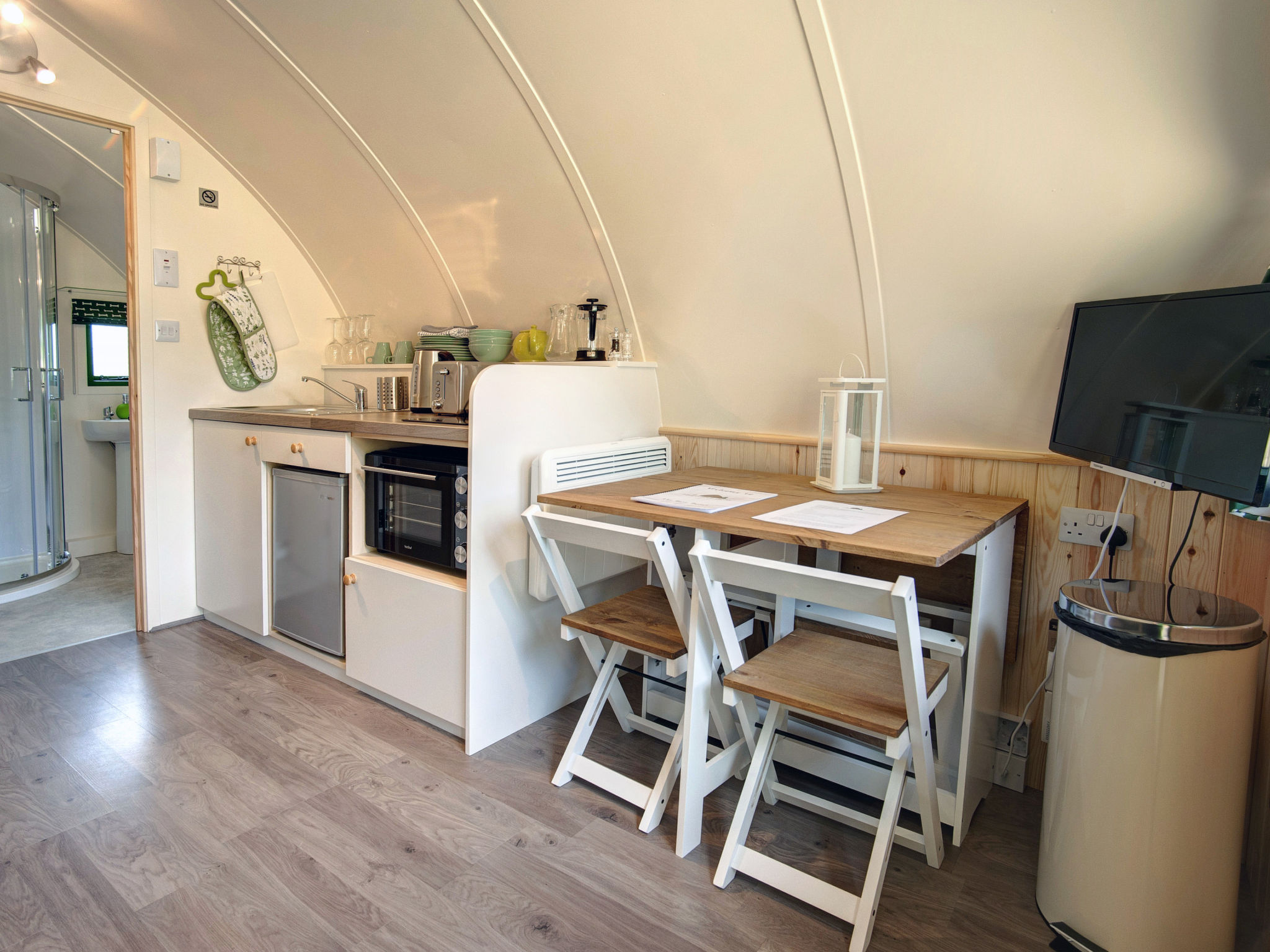 Barebones Glamping-Drinnen