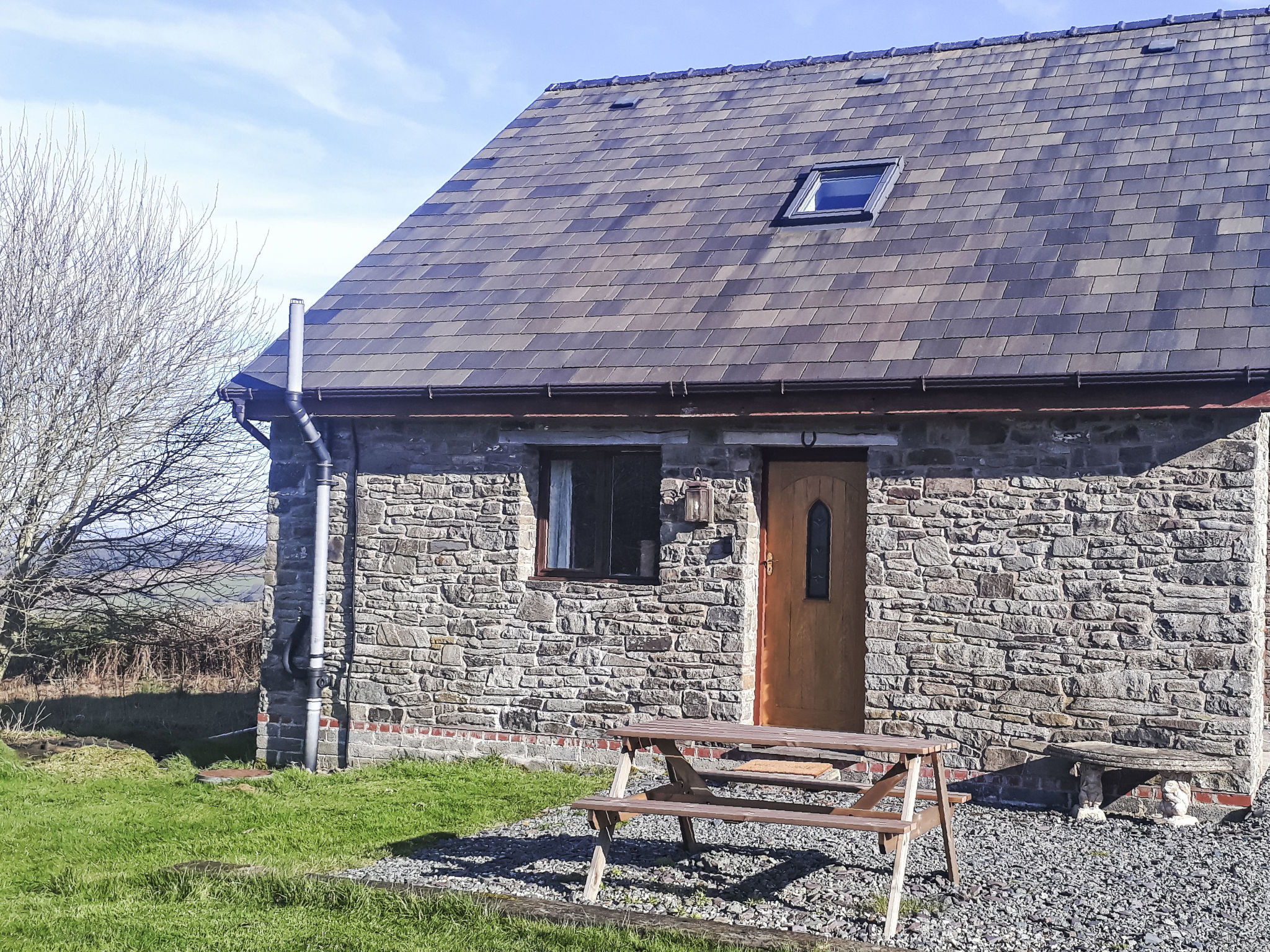 Haus in Crickadarn mit Parkplatz und Bergblick