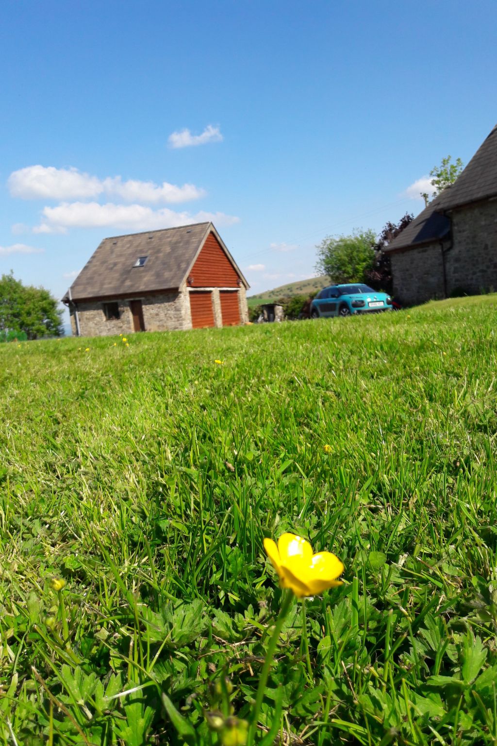 Haus in Crickadarn mit Parkplatz und Bergblick