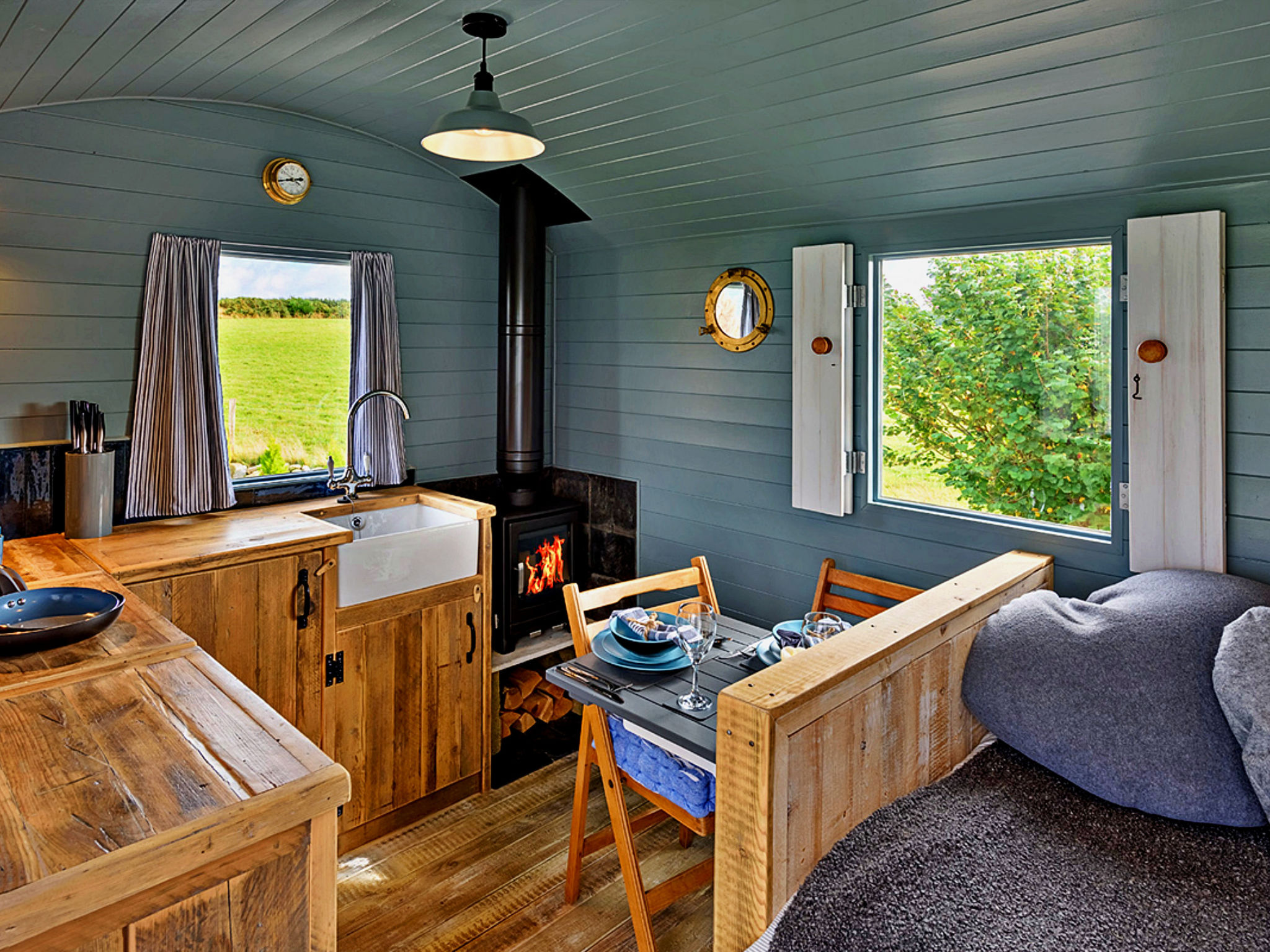 'Susanna' Poachers Hut-Drinnen