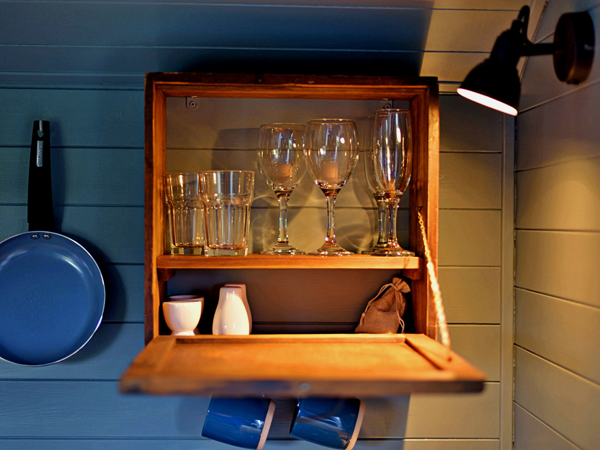 'Susanna' Poachers Hut-Drinnen