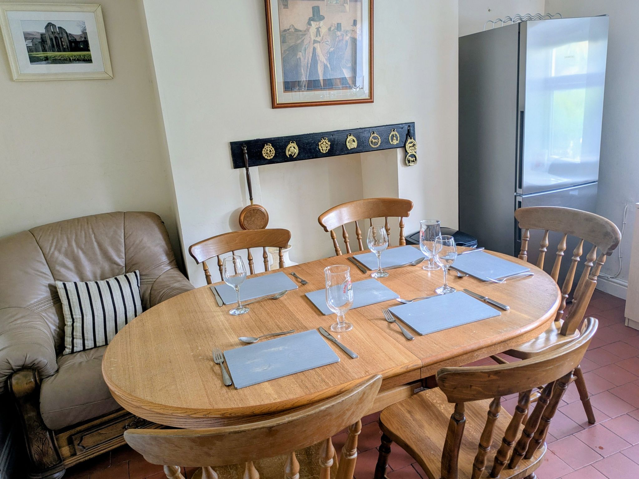 The two-storey holiday house is located approximately two kilometres northwest of Llangollen in North Wales, postcode LL20 8DFThe cottage was built in 1820 and was fully refurbished in 2010. It offers..