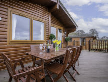 Vrijstaand chalet aan Loch Leven met uitzicht op de bergen - thumbnail 1