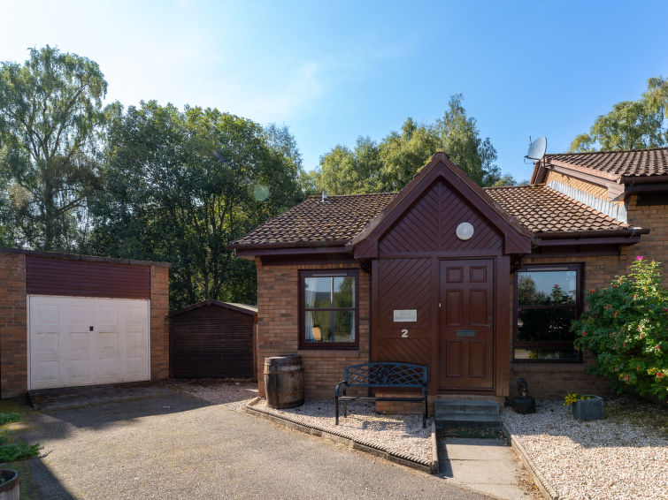 Bungalow 3-kamers 54 m2. Comfortabel en gezellig ingericht: woon-/eetkamer met 1 2-pers divanbed, eettafel en Sat-TV (Flatscreen TV), elektrische kachel. 1 2-pers. kamer met 1 2-pers bed en TV (Flatsc..