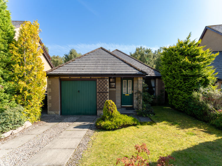 Bungalow 3-kamers. Comfortabel ingericht: groot woonkamer met TV (Flatscreen TV). 1 2-pers. kamer met 1 2-pers bed. 1 2-pers. kamer met 2 bedden. Keuken (4-pits kookplaat, oven, afwasmachine, broodroo..