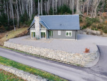 Luxe cottage Kennel House: 20 meter van Loch Ness met uitzicht op de bergen - thumbnail 1