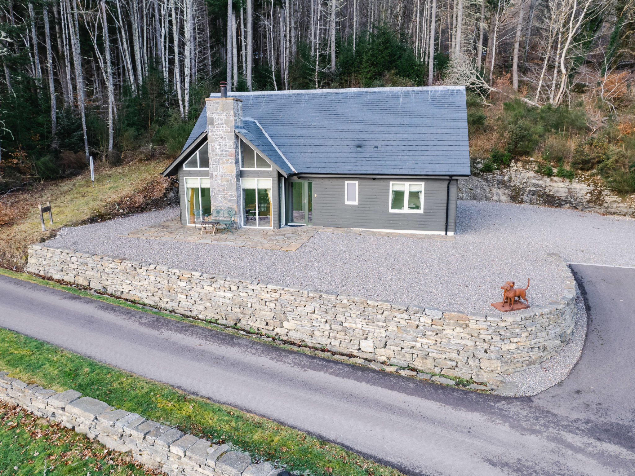 4-kamers cottage. Ruim en licht, smaakvol en stijlvol ingericht: open woonkamer met TV (Flatscreen TV), houtkachel. 1 2-pers. kamer met 1 2-pers bed en douche/WC. 2 kamers, elke kamer heeft 2 bedden. ..