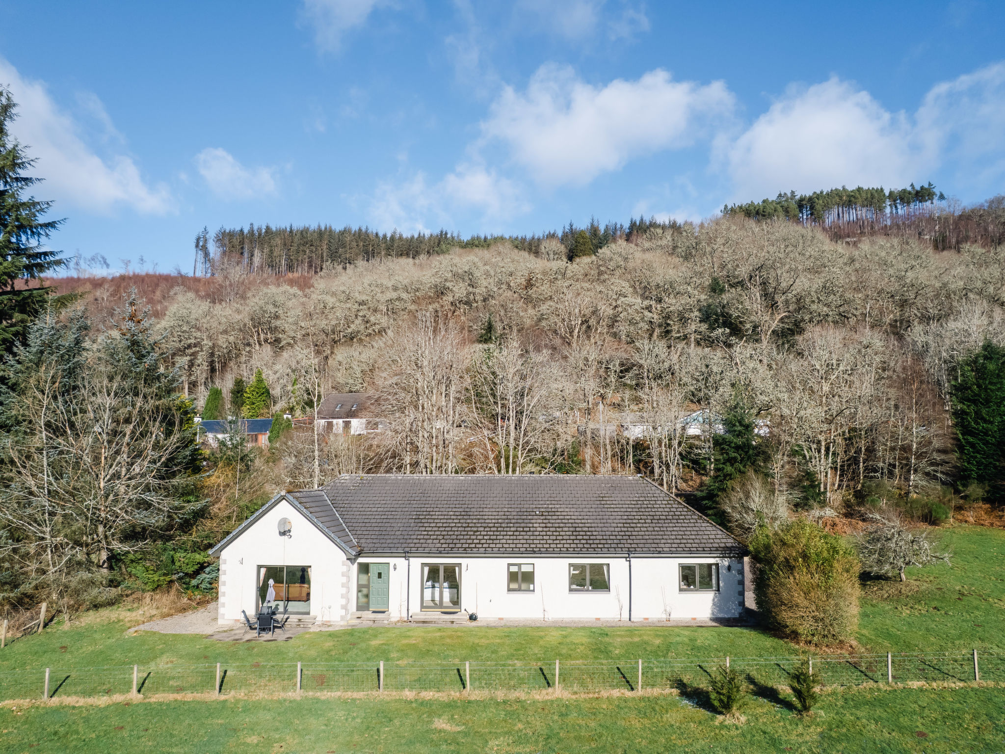Huis 9-kamers. Ruim en licht, smaakvol en gezellig ingericht: open woonkamer met TV (Flatscreen TV), houtkachel. Uitgang naar het terras. 3 2-pers. kamers, elke kamer heeft 1 2-pers bed en douche/WC. ..