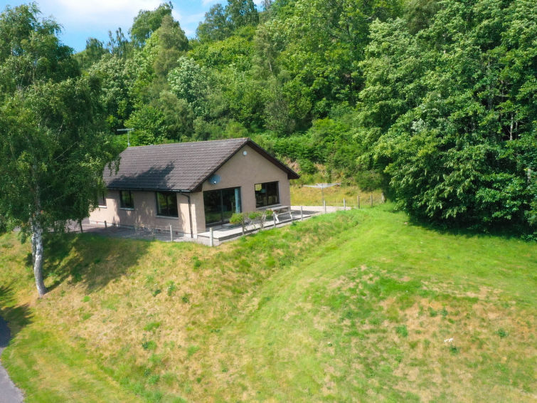 "Achmony Number 9", bungalow 4-kamers. Smaakvol en stijlvol ingericht: groot woonkamer met TV (Flatscreen TV). Uitgang naar de zitplaats in de tuin. 2 kamers, elke kamer heeft 1 2-pers bed. 1 kamer me..