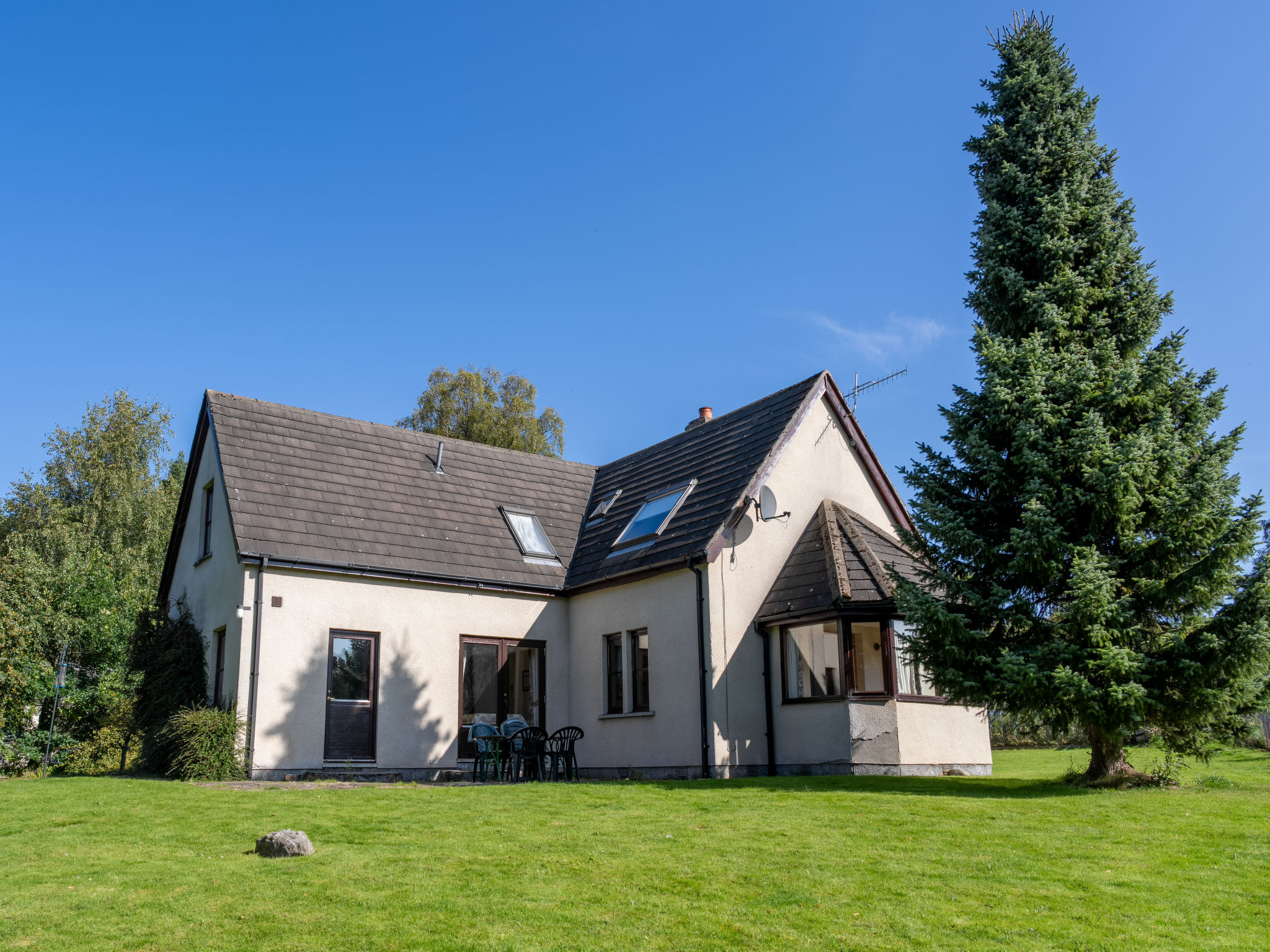 4-Zimmer-Haus 139 m2 auf 2 Stockwerken. Komfortabel und gemütlich eingerichtet: grosses Wohnzimmer mit offenem Kamin und TV (Flachbildschirm). Grosse Küche (4 Kochplatten, Backofen, Geschirrspüler,..