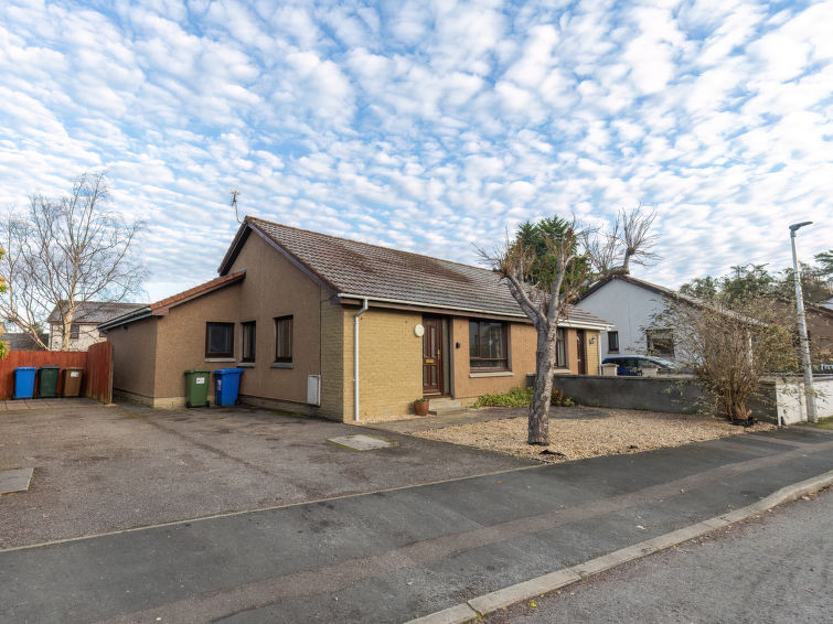 Bungalow 5-kamers. Smaakvol en stijlvol ingericht: woonkamer met TV (Flatscreen TV). 1 2-pers. kamer met 1 2-pers bed en douche/WC. 3 2-pers. kamers, elke kamer heeft 1 2-pers bed. Keuken (afwasmachin..