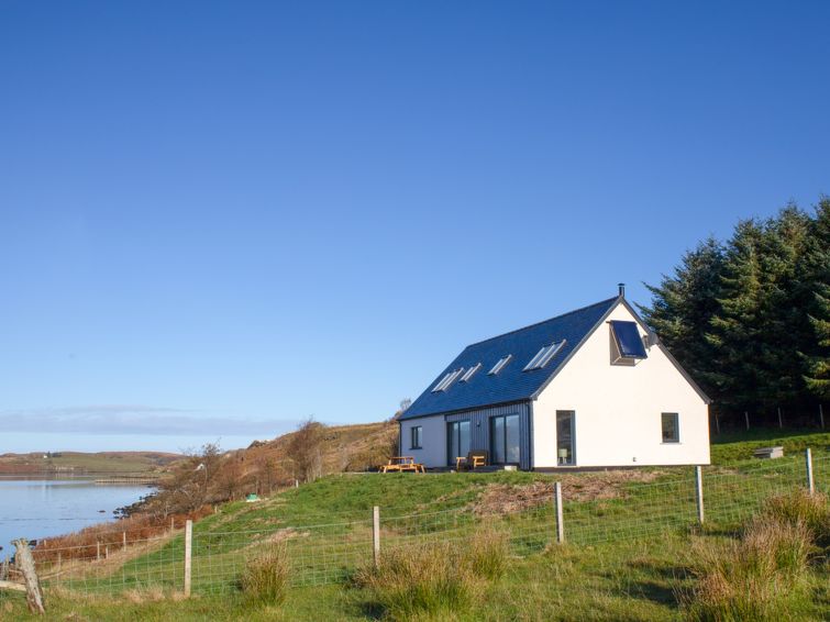Open haard en meerzicht in Daisy Cottage, North Skye in North Skye