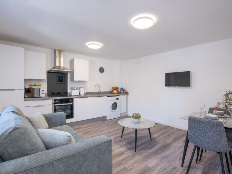 Appartement 2-kamers 32 m2. Ruim en licht, volledig gerenoveerd in 2023, smaakvol en stijlvol ingericht: open woon-/eetkamer met 1 divanbed (120 cm, lengte 182 cm), TV (Flatscreen TV), radio. 1 2-pers..