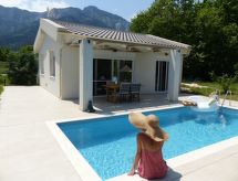 Casa O mit Swimmingpool and großer Terrasse