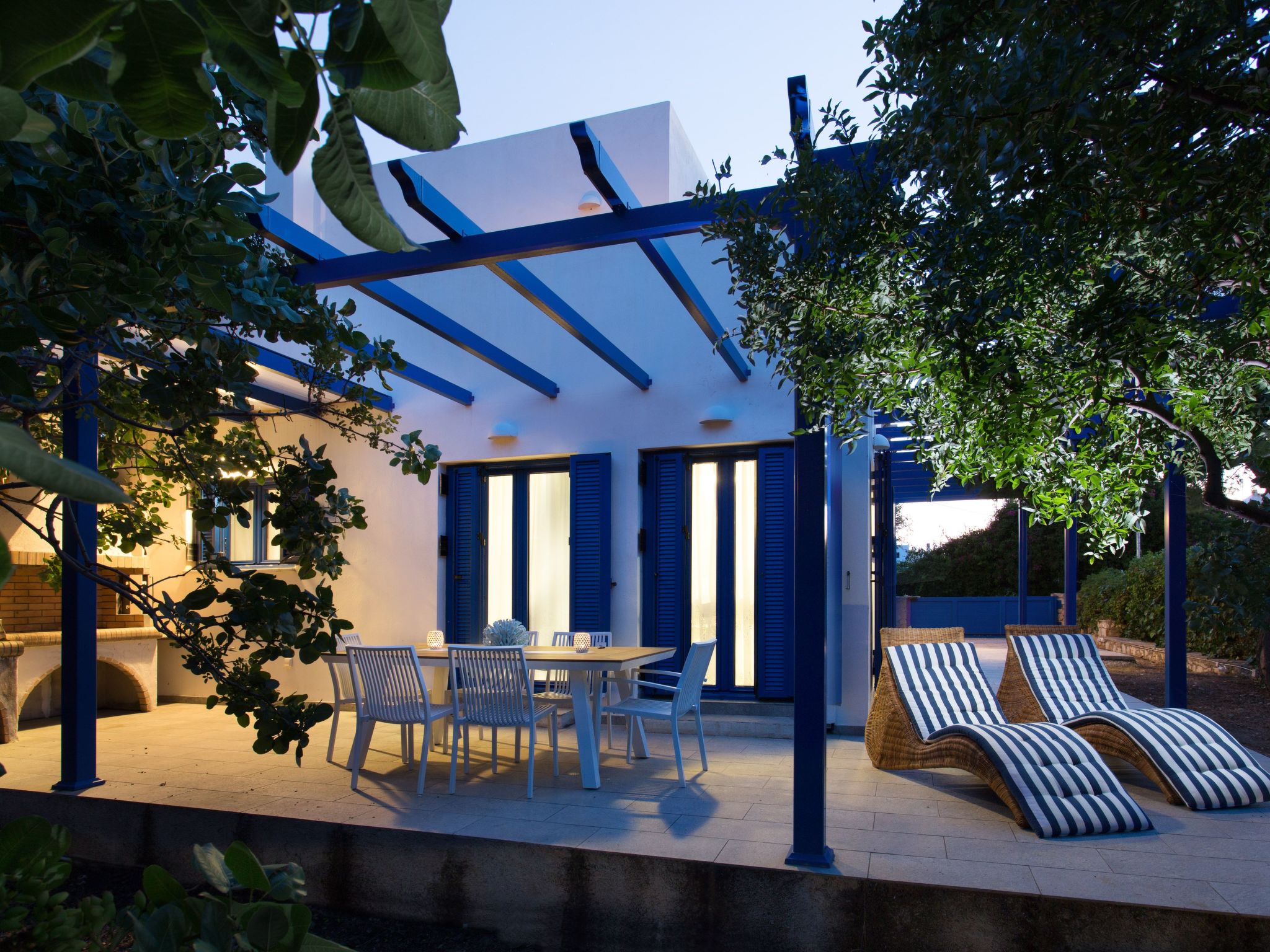 Aegina is a luxurious villa, located in the northwest of the island of Aegina. Villa Aegina is fortunate to be along the coastal route, where a unique series of 34 well preserved neoclassical building..