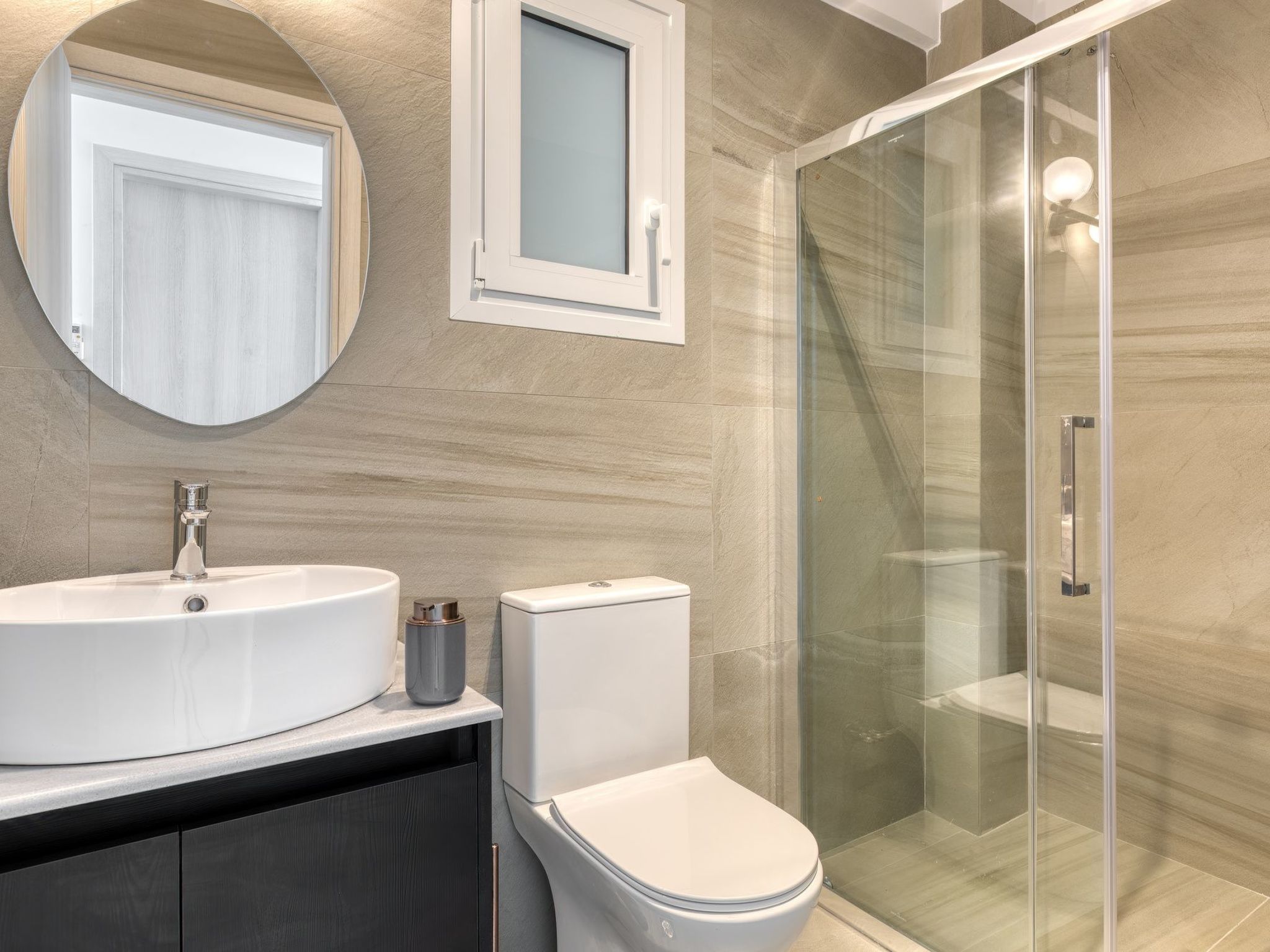 Luxuriöses Apartment mit zwei Schlafzimmern und Meerblick-Binnen