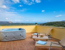 "Villa Erontas" mit Blick auf das Wasser