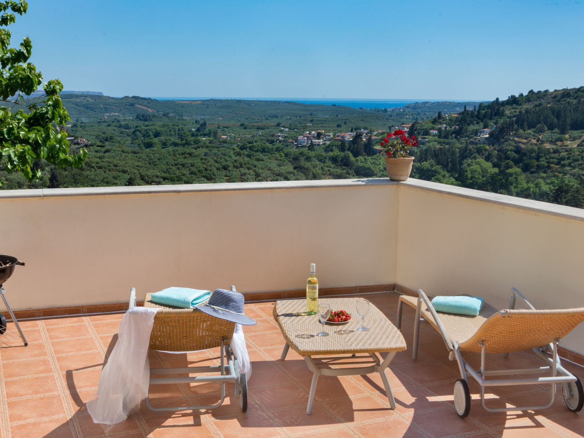 "Villa Erontas" mit Blick auf das Wasser-Outside