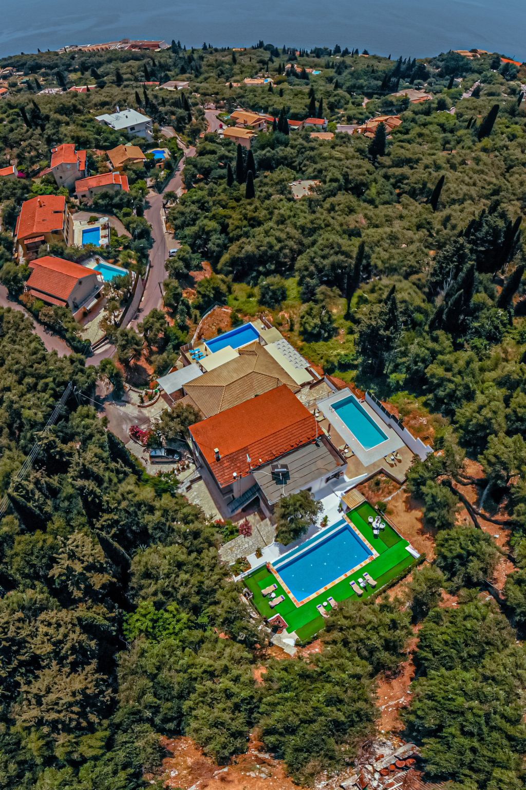 "Zeus" mit Infinity Pool