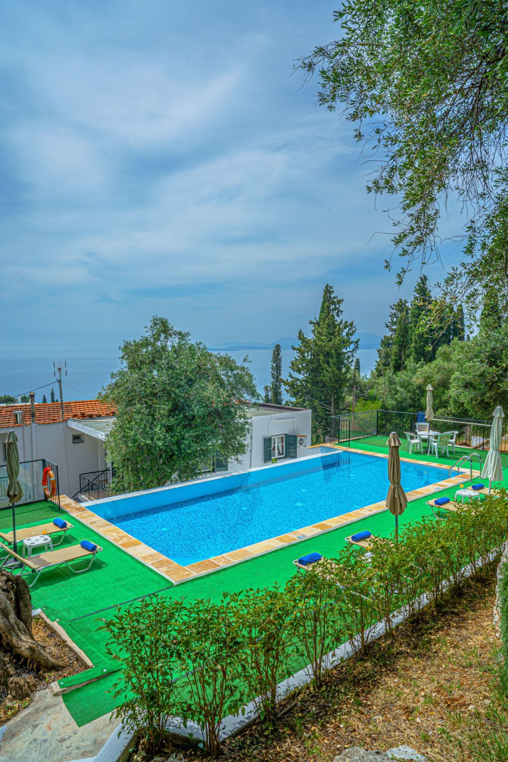 "Zeus" mit Infinity Pool