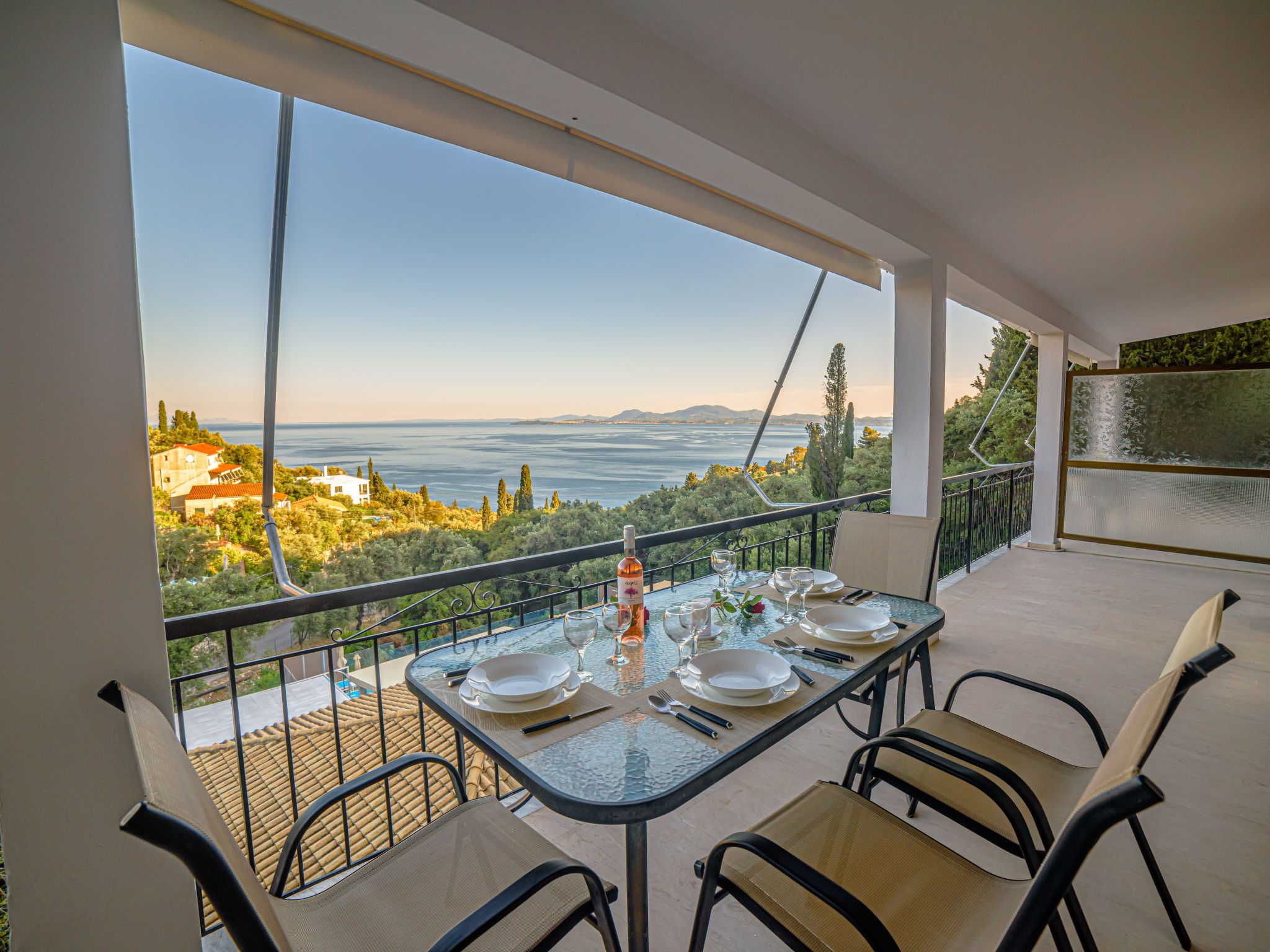 "Zeus" mit Infinity Pool-Draußen