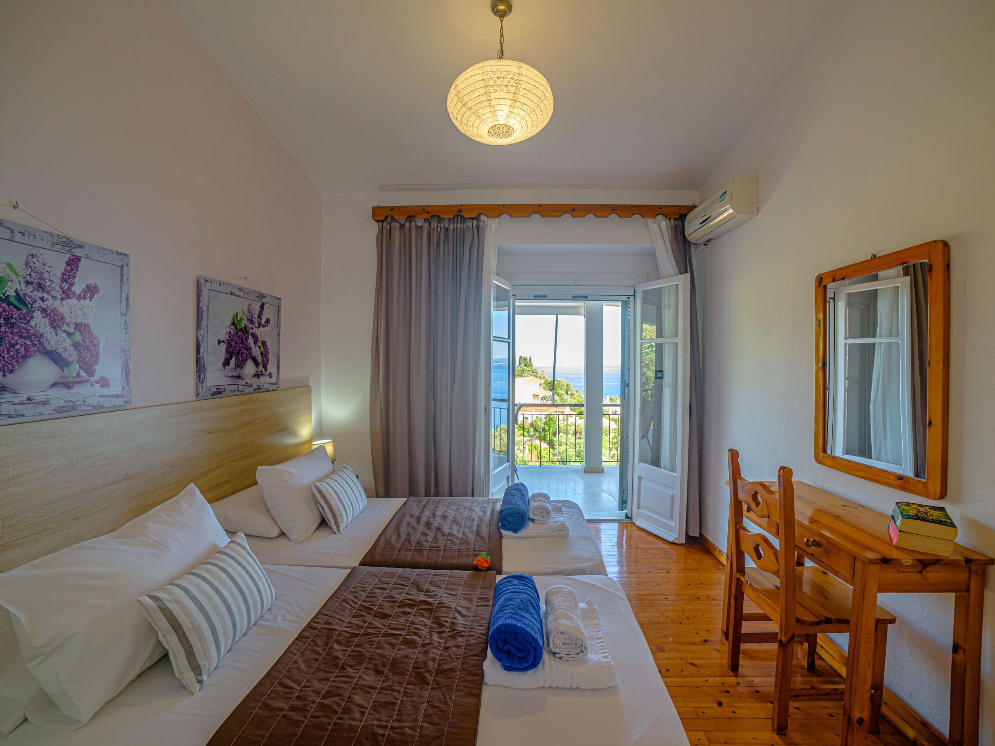 "Zeus" mit Infinity Pool-Drinnen