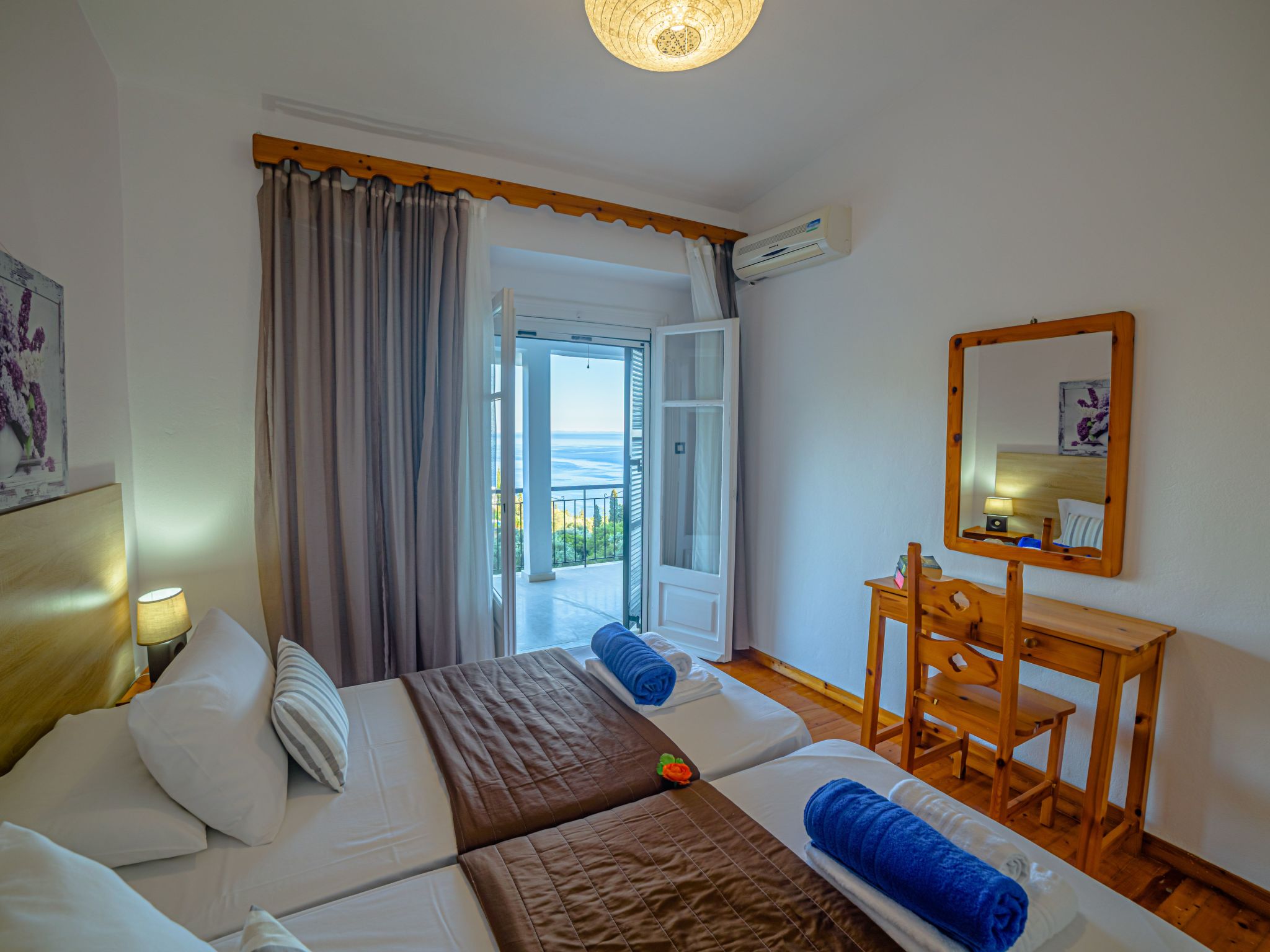 "Zeus" mit Infinity Pool-Drinnen