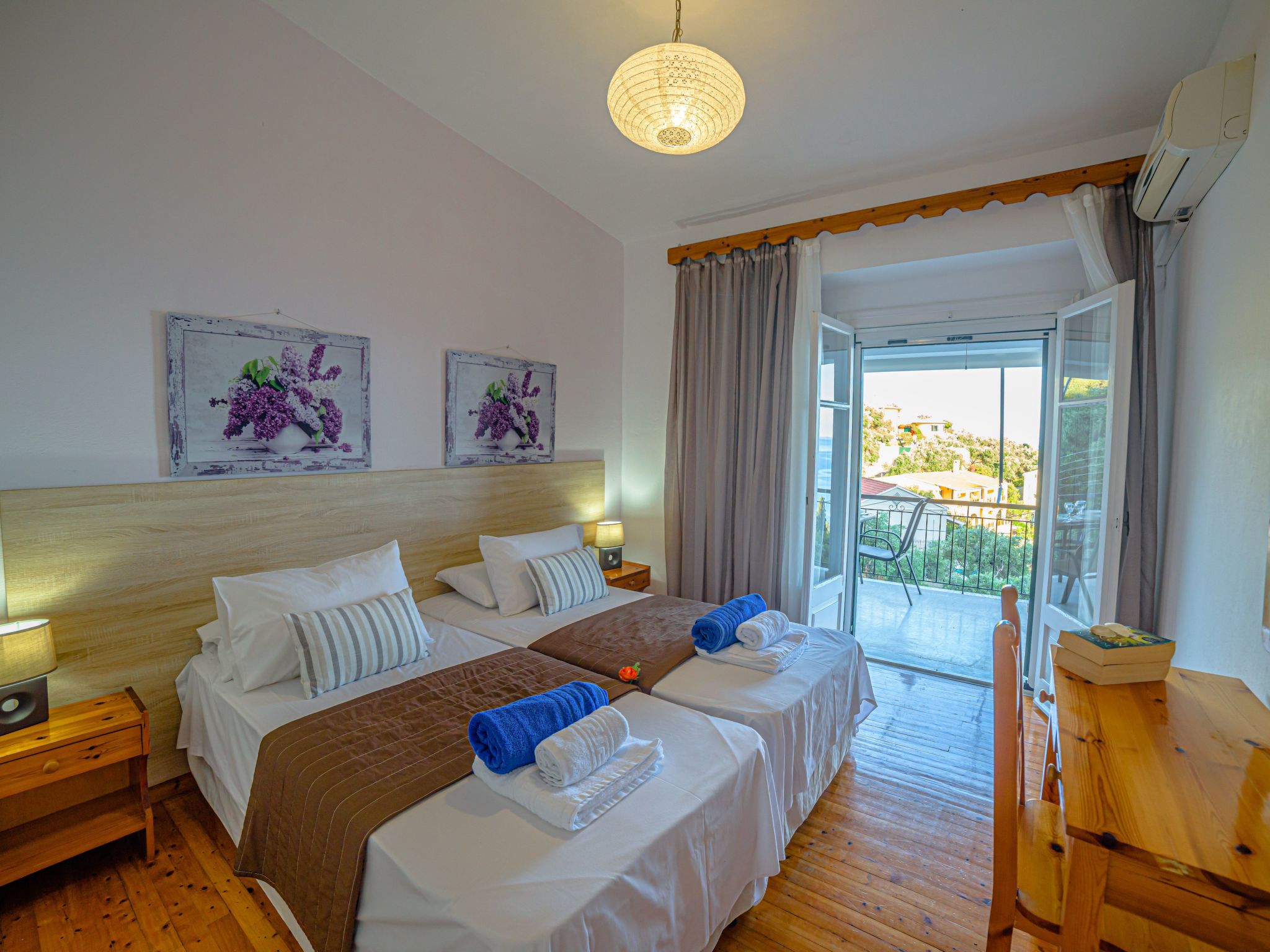 "Zeus" mit Infinity Pool-Drinnen