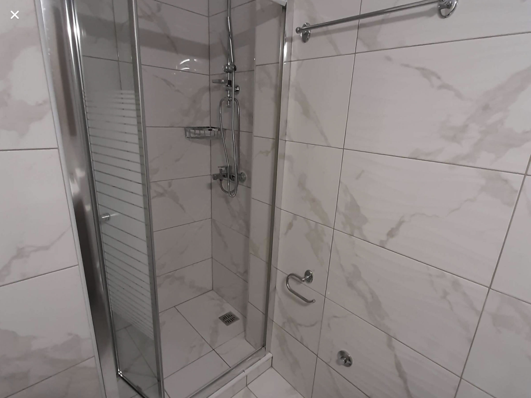 "Zeus" mit Infinity Pool-Drinnen