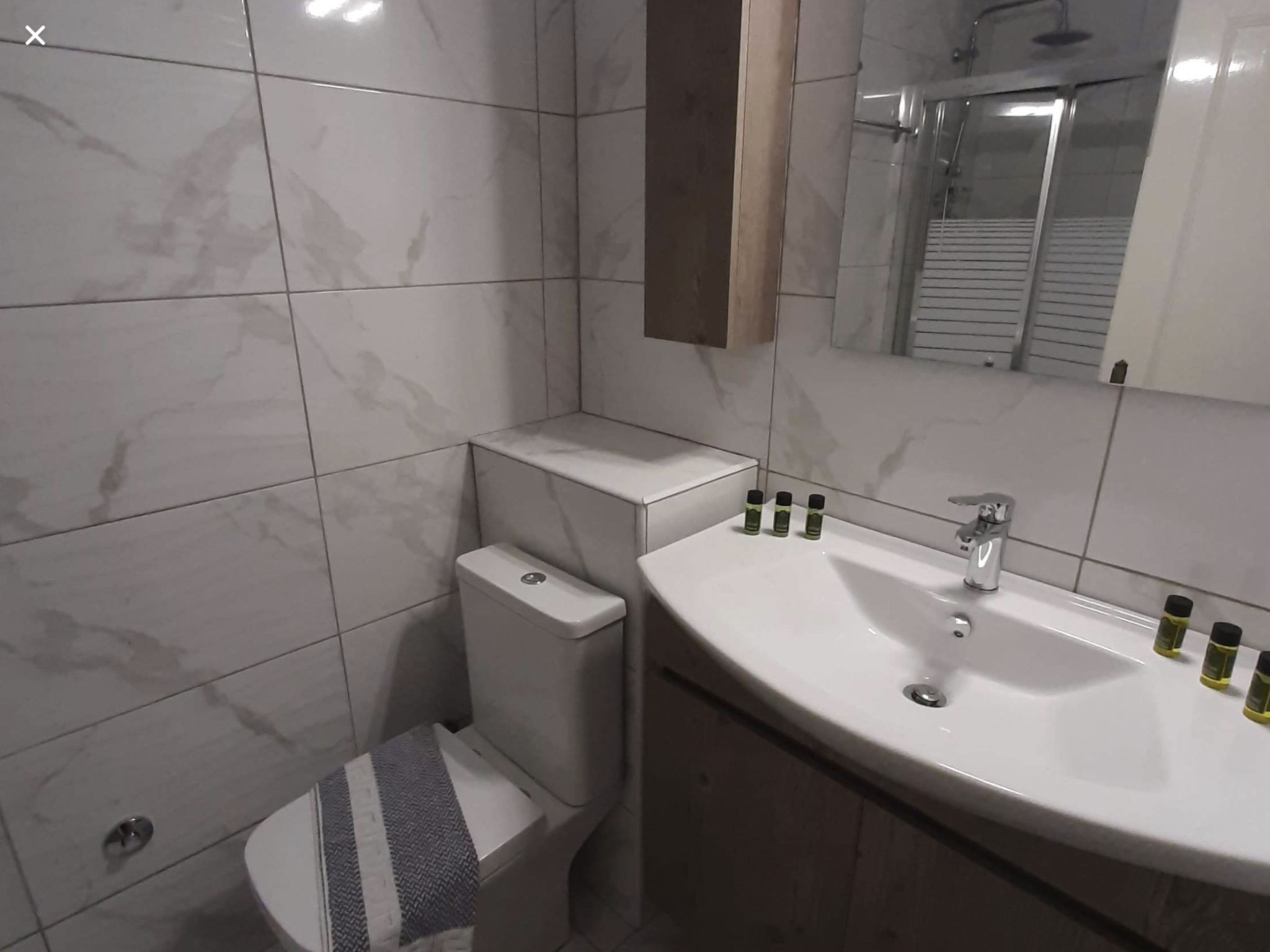 "Zeus" mit Infinity Pool-Drinnen