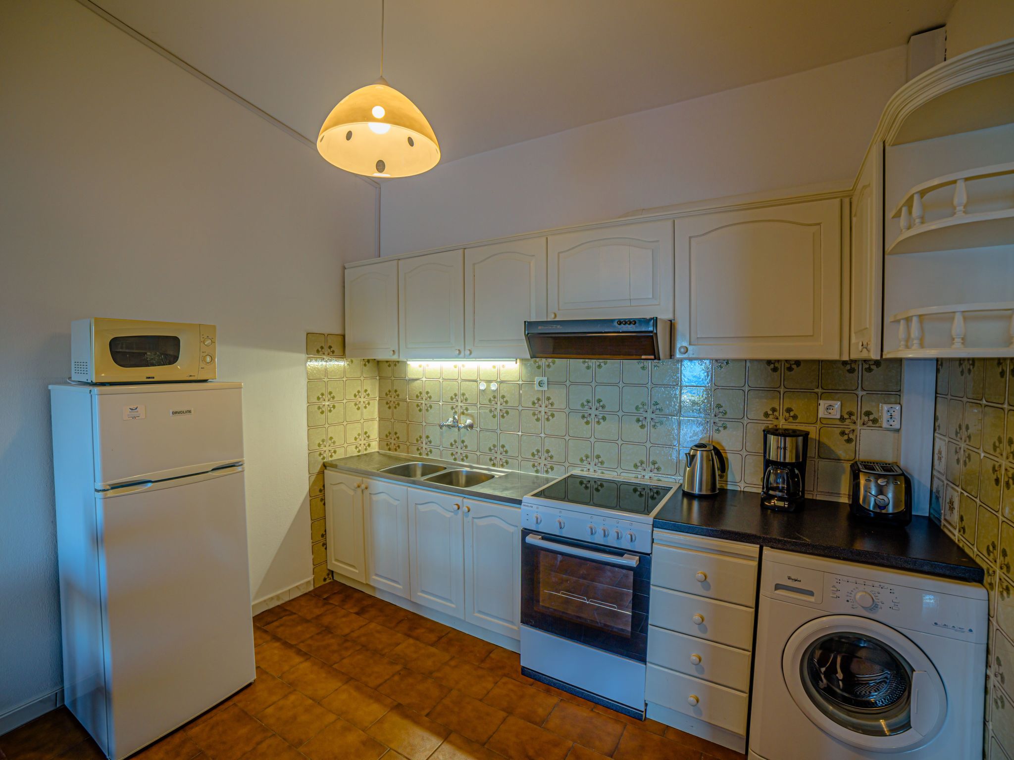 "Zeus" mit Infinity Pool-Drinnen