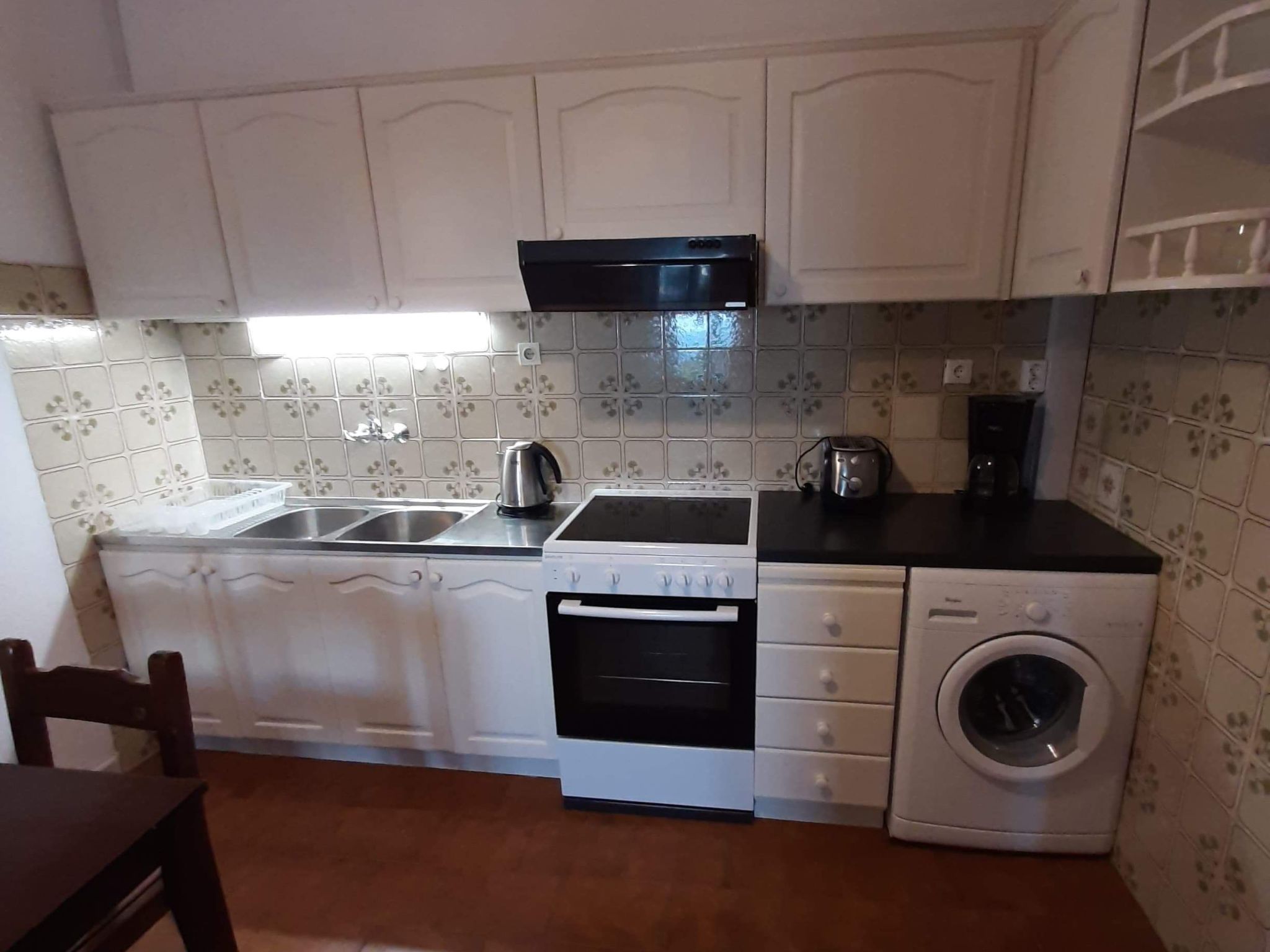 "Zeus" mit Infinity Pool-Drinnen