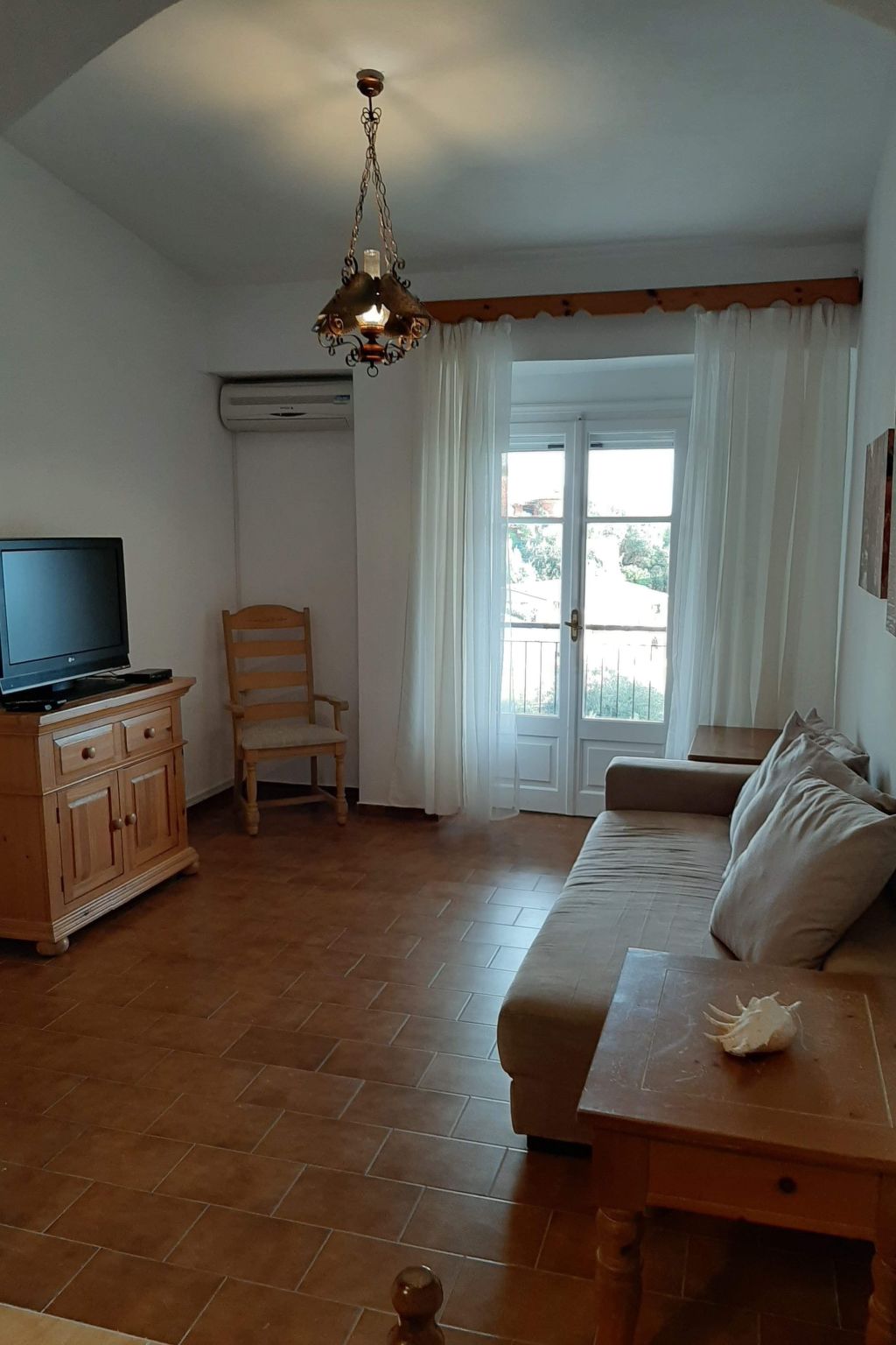 "Zeus" mit Infinity Pool-Drinnen