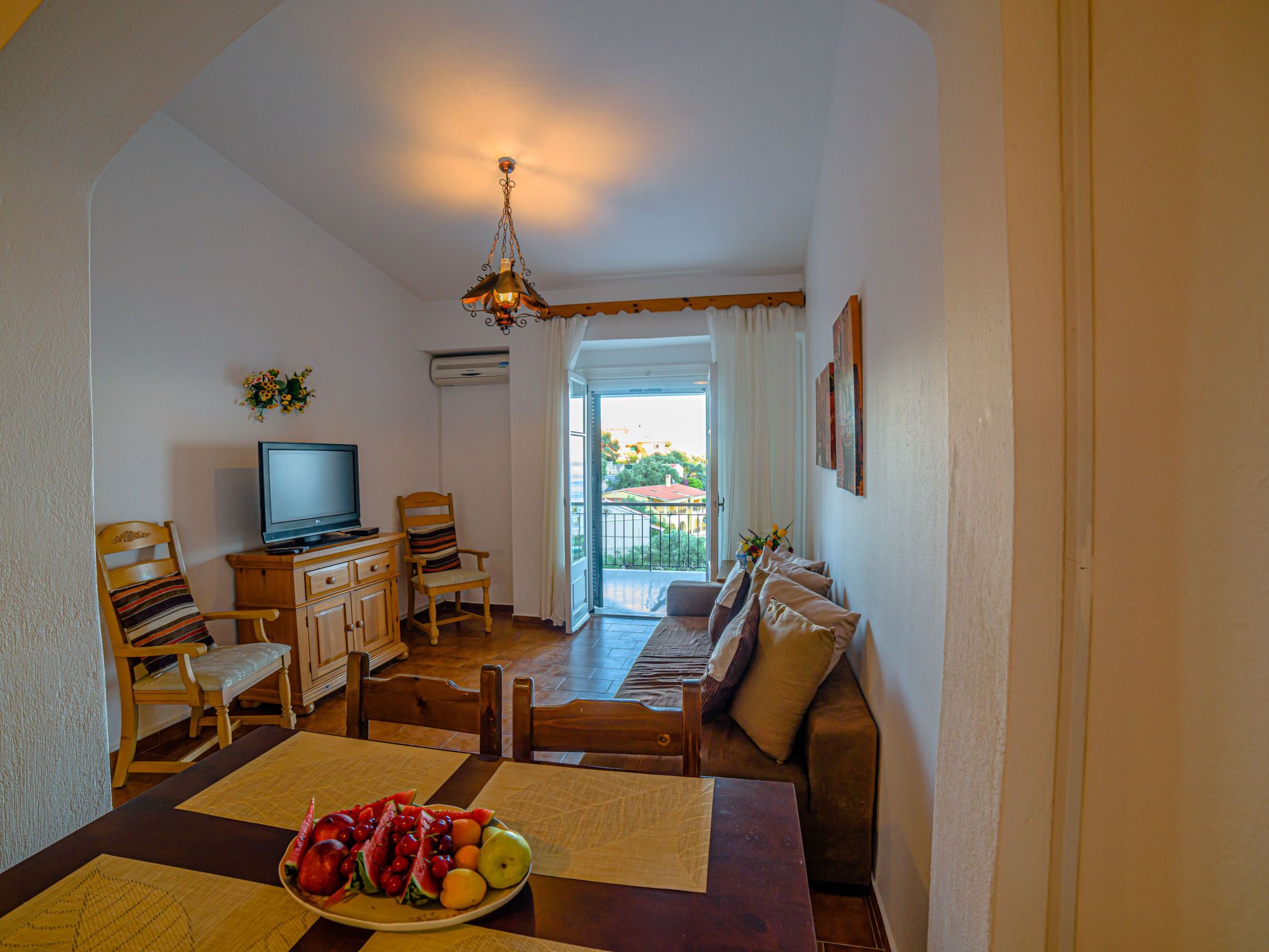 "Zeus" mit Infinity Pool-Drinnen