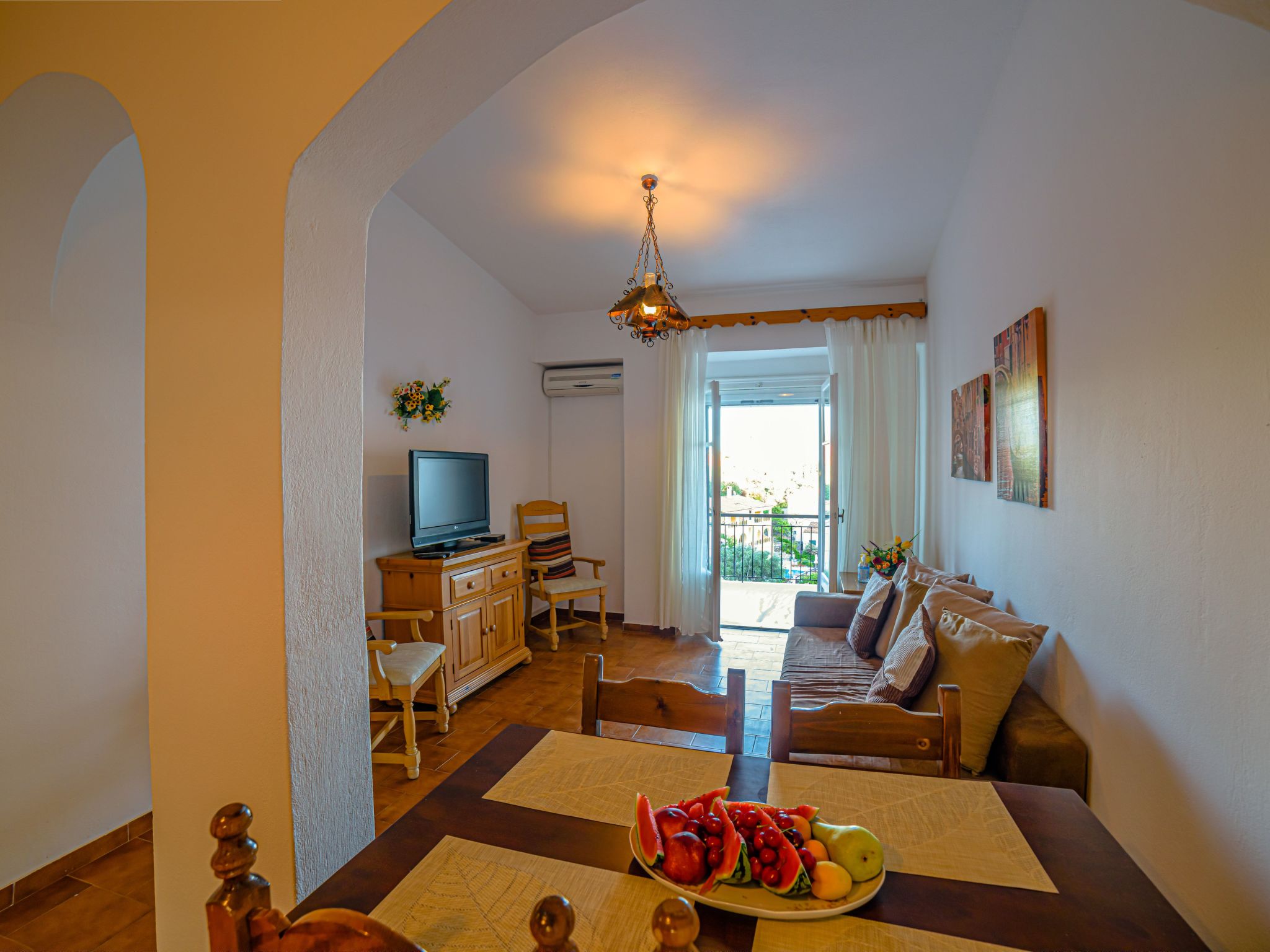 "Zeus" mit Infinity Pool-Drinnen