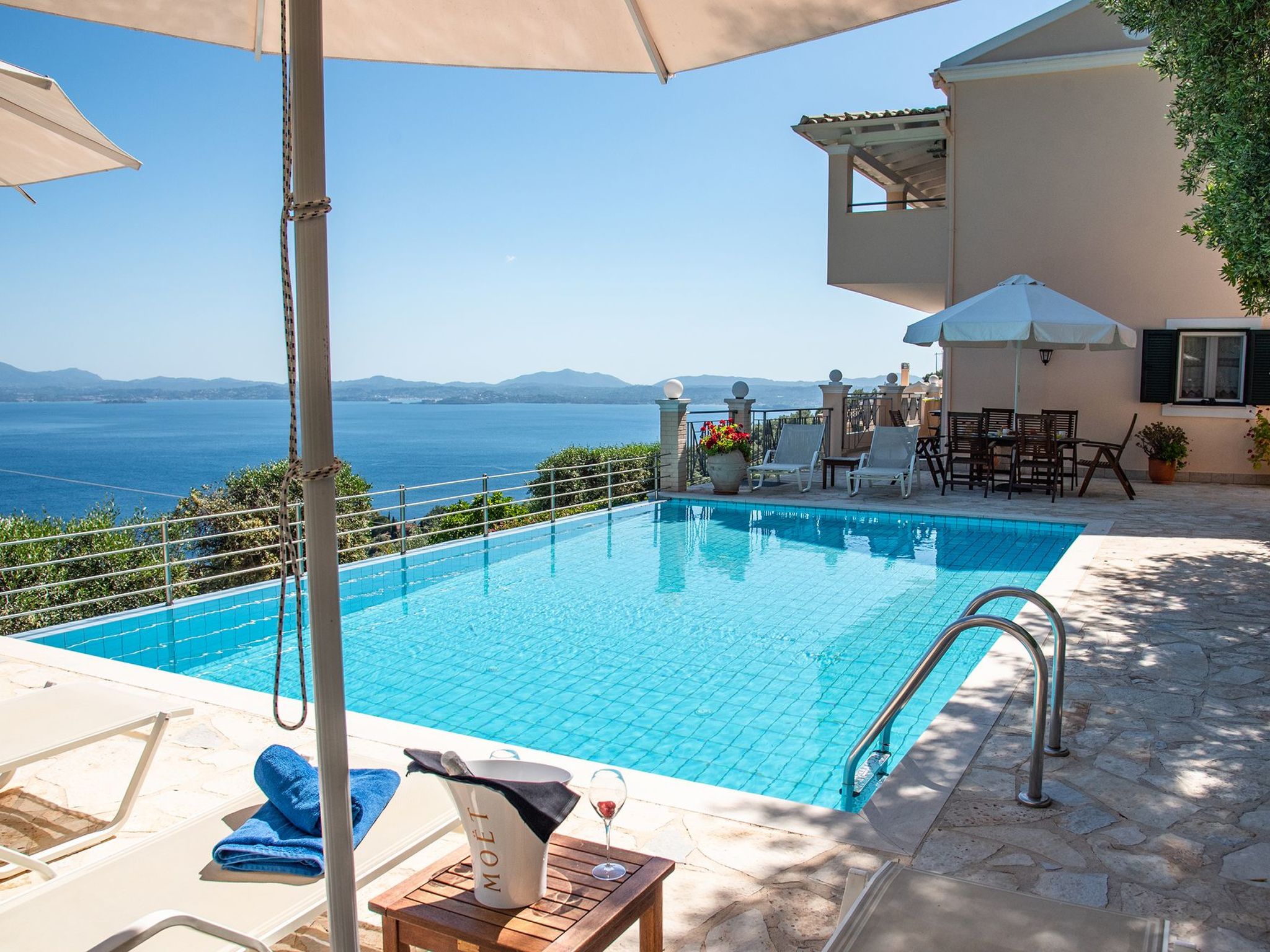 Villa Anthula mit Pool und herrlichem Meerblick-Binnen